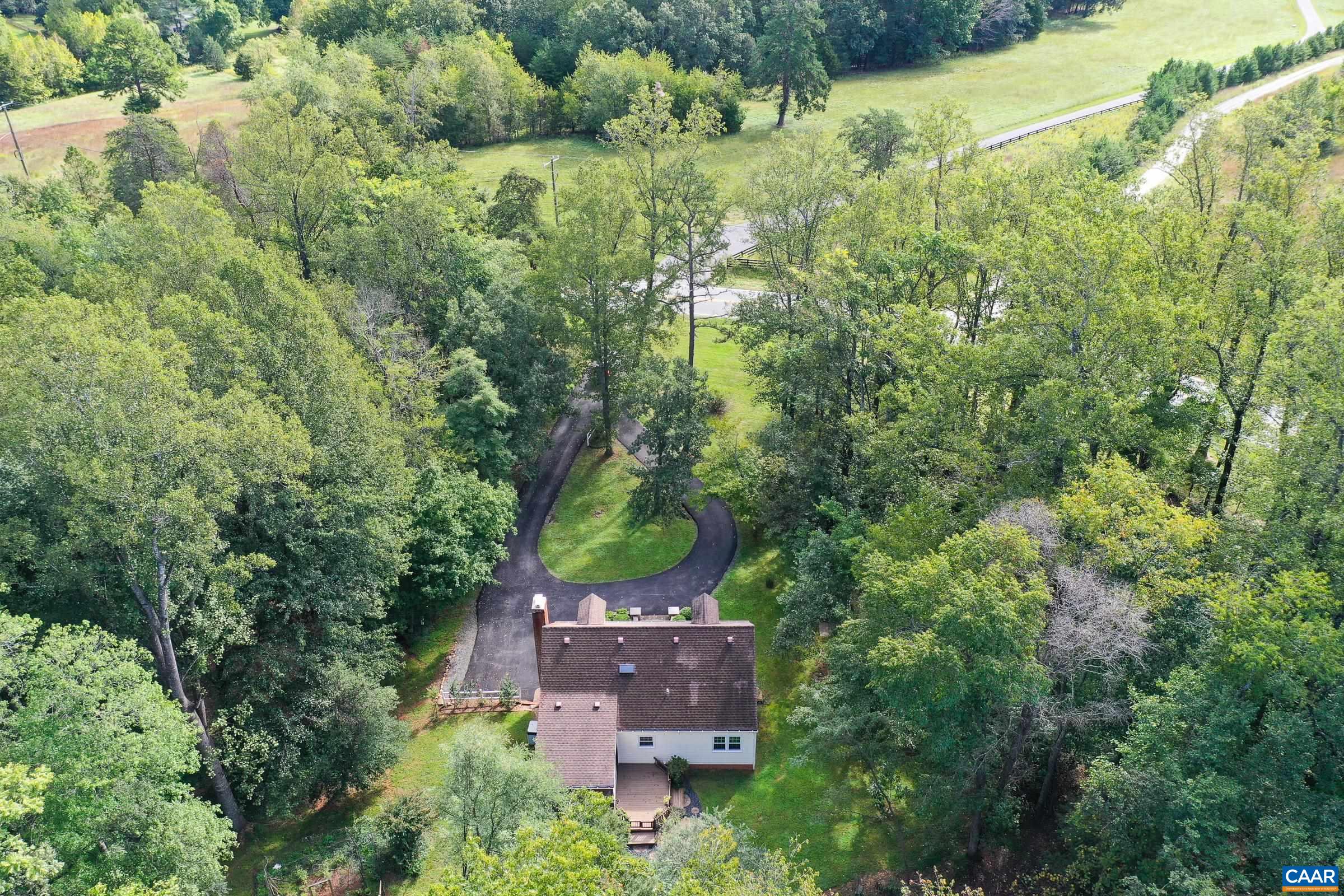 Surrounded by mature trees with garden space and circular grand driveway. Surrounded by mature trees with garden space and circular grand driveway.