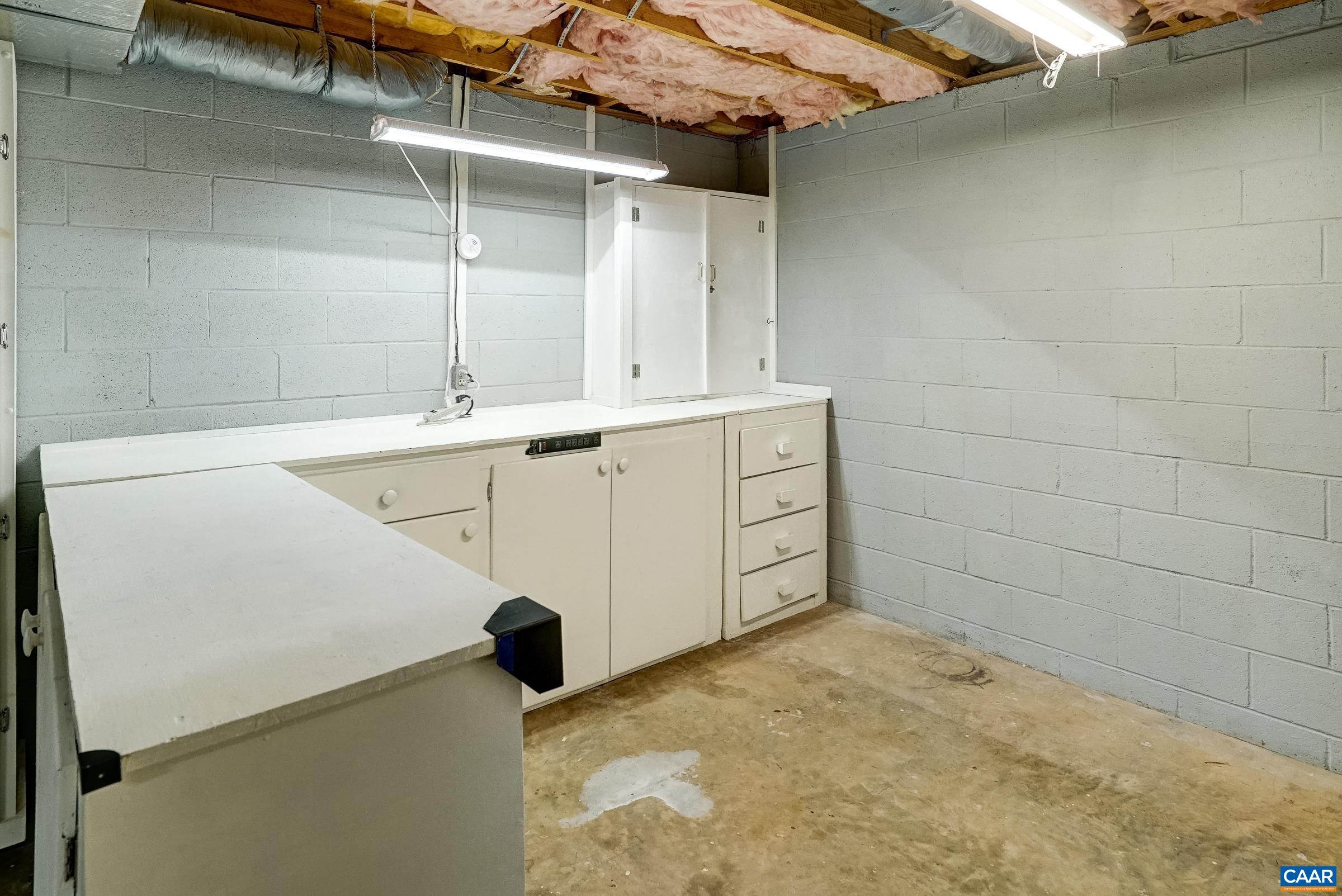 Large workshop area with so much storage! Large workshop area with so much storage!