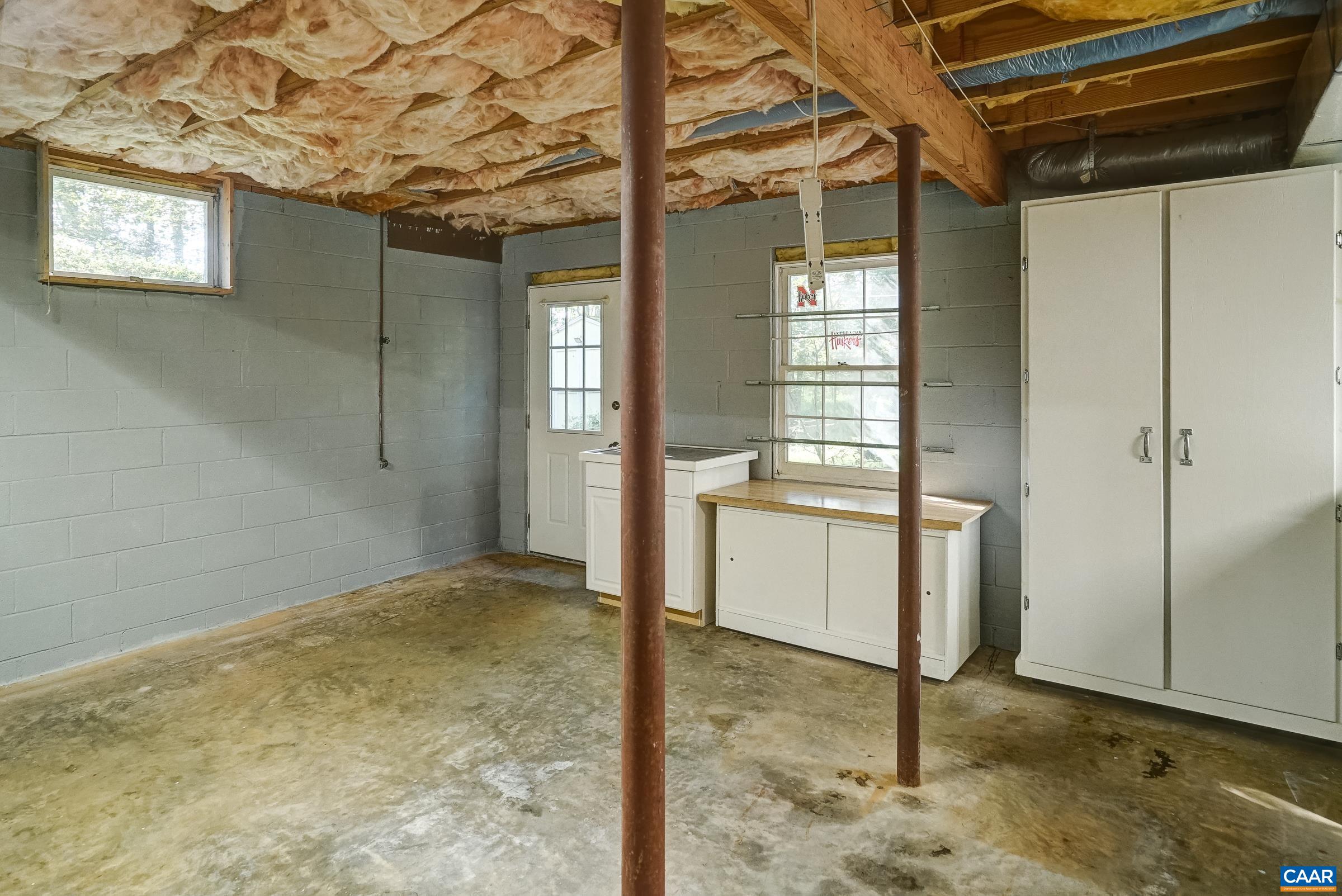 Large workshop area with so much storage! Large workshop area with so much storage!
