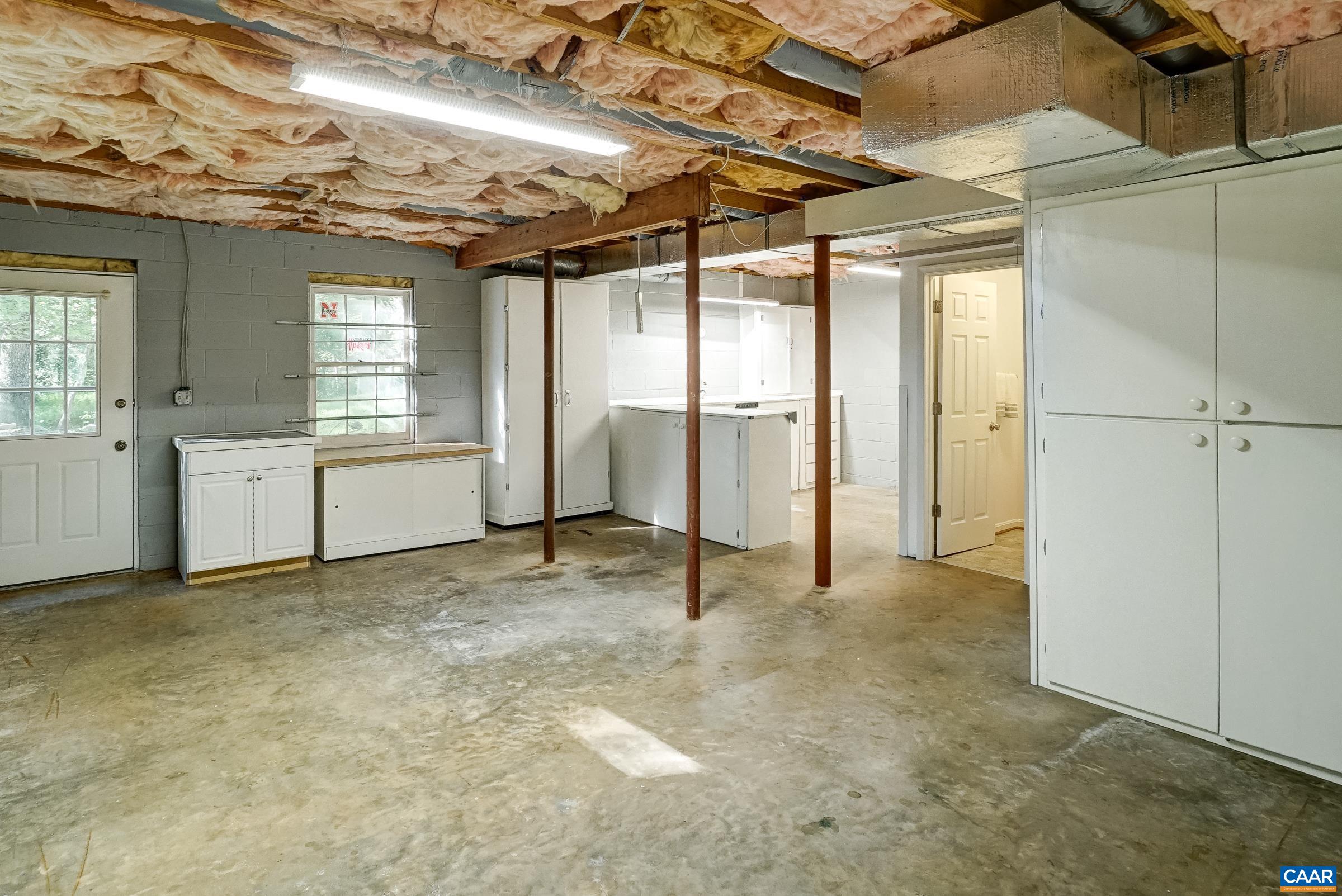 Large workshop area with so much storage! Large workshop area with so much storage!