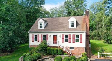 Cottage charm on 2  acres in Ivy!