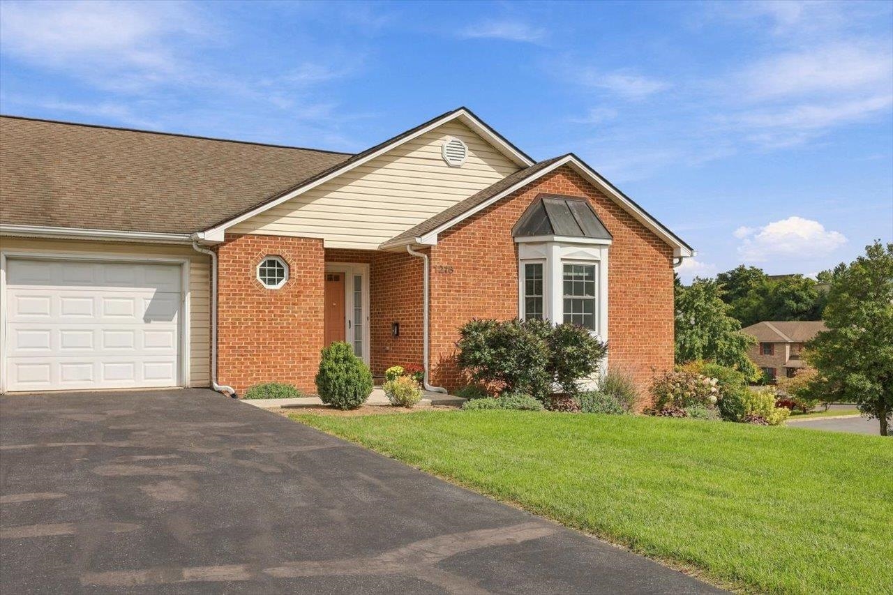 1216 POPLAR CIR, HARRISONBURG, Virginia 22802, 3 Bedrooms Bedrooms, ,3 BathroomsBathrooms,Residential,1216 POPLAR CIR,682495 MLS # 682495 1216 POPLAR CIR, HARRISONBURG, Virginia 22802, 3 Bedrooms Bedrooms, ,3 BathroomsBathrooms,Residential,1216 POPLAR CIR,682495 MLS # 682495