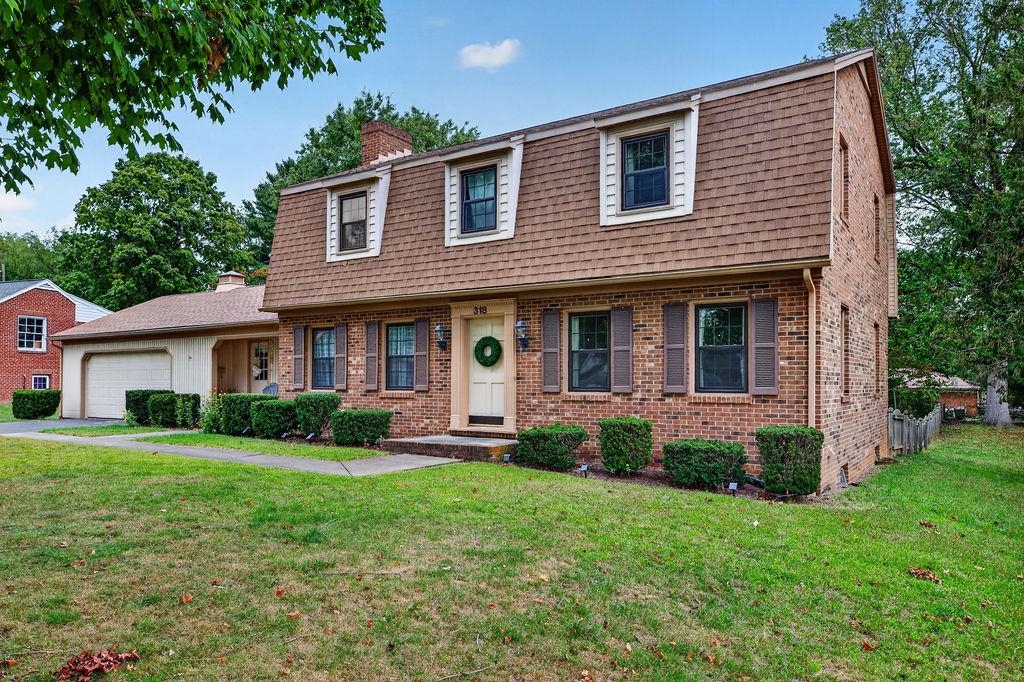 318 COLLEGE CIR, STAUNTON, Virginia 24401, 4 Bedrooms Bedrooms, ,3 BathroomsBathrooms,Residential,318 COLLEGE CIR,682551 MLS # 682551