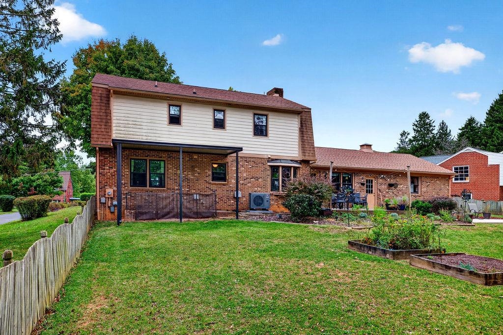 318 COLLEGE CIR, STAUNTON, Virginia 24401, 4 Bedrooms Bedrooms, ,3 BathroomsBathrooms,Residential,318 COLLEGE CIR,682551 MLS # 682551