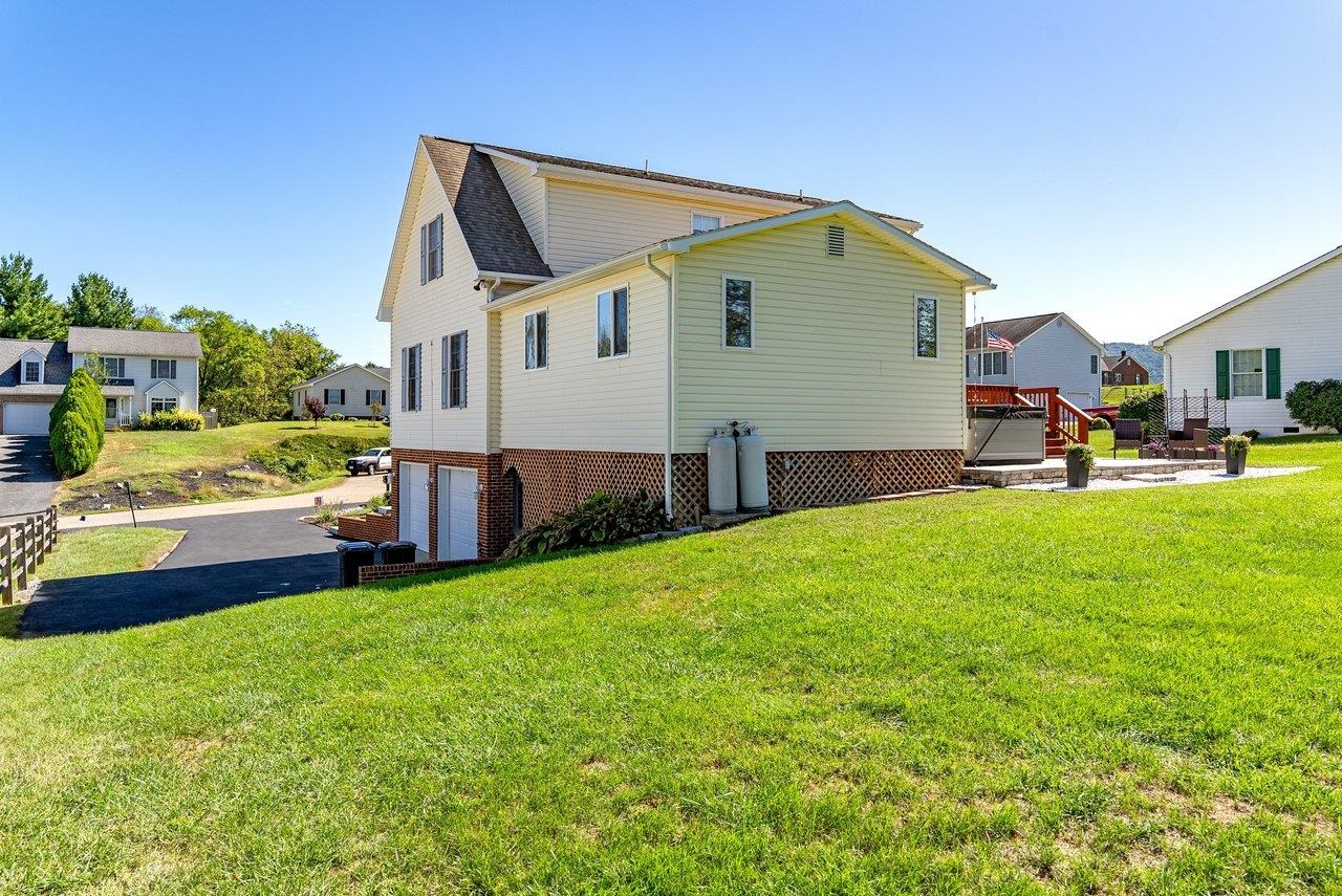 248 WINDSONG HILLS DR, ELKTON, Virginia 22827, 4 Bedrooms Bedrooms, ,2 BathroomsBathrooms,Residential,248 WINDSONG HILLS DR,682590 MLS # 682590