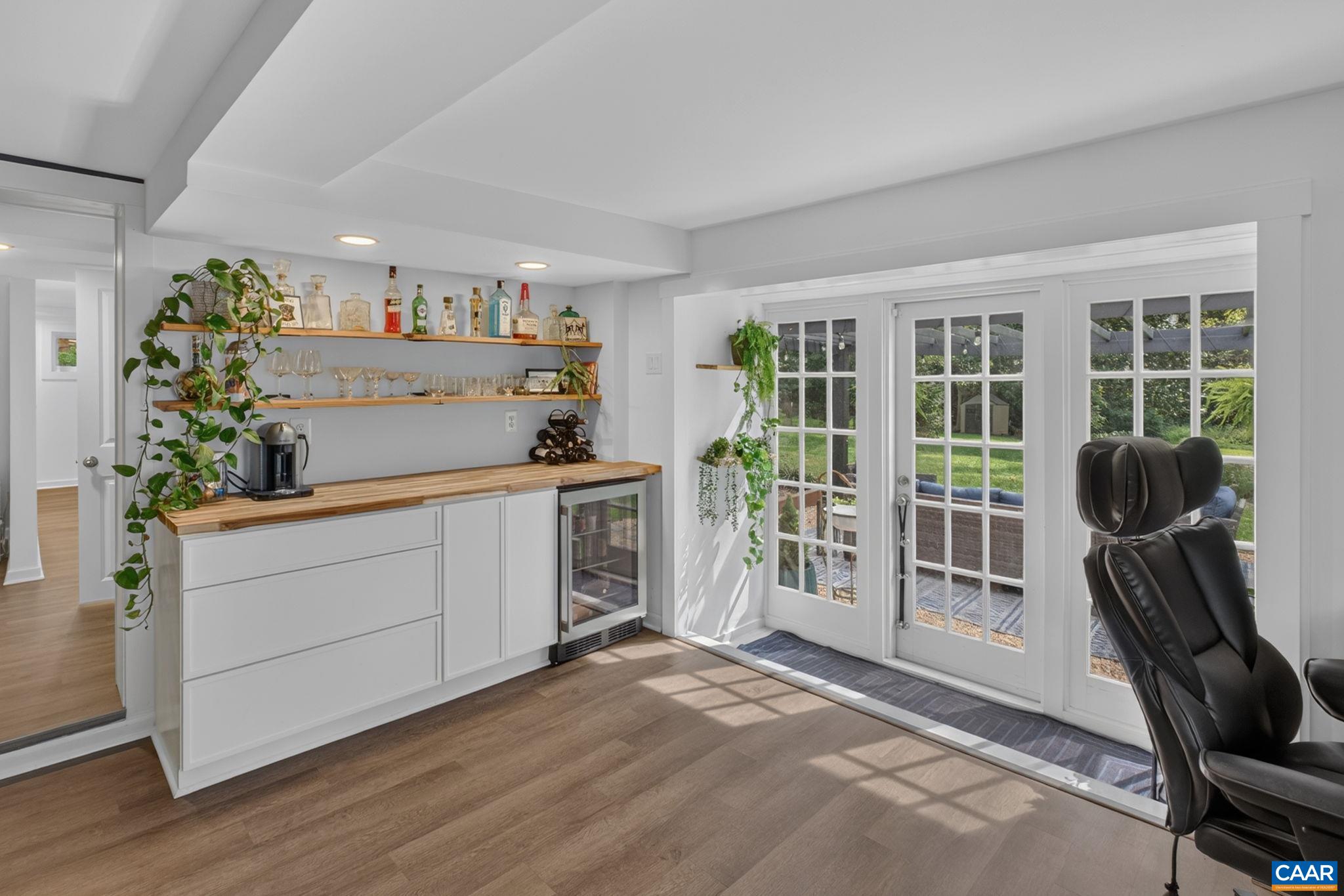 Including a custom built-in bar. Including a custom built-in bar.