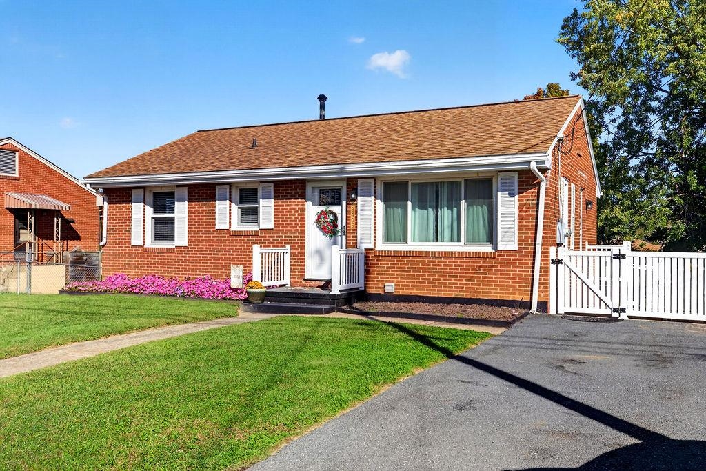 2405 PARK HILL RD, STAUNTON, Virginia 24401, 3 Bedrooms Bedrooms, ,1 BathroomBathrooms,Residential,2405 PARK HILL RD,682632 MLS # 682632 2405 PARK HILL RD, STAUNTON, Virginia 24401, 3 Bedrooms Bedrooms, ,1 BathroomBathrooms,Residential,2405 PARK HILL RD,682632 MLS # 682632