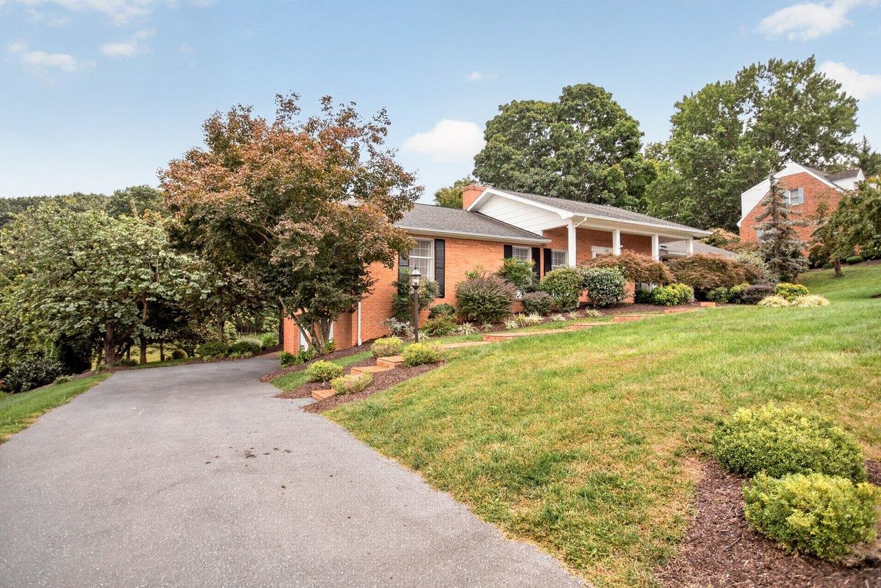 418 FAIRWAY DR, HARRISONBURG, Virginia 22802, 4 Bedrooms Bedrooms, ,2 BathroomsBathrooms,Residential,418 FAIRWAY DR,682636 MLS # 682636