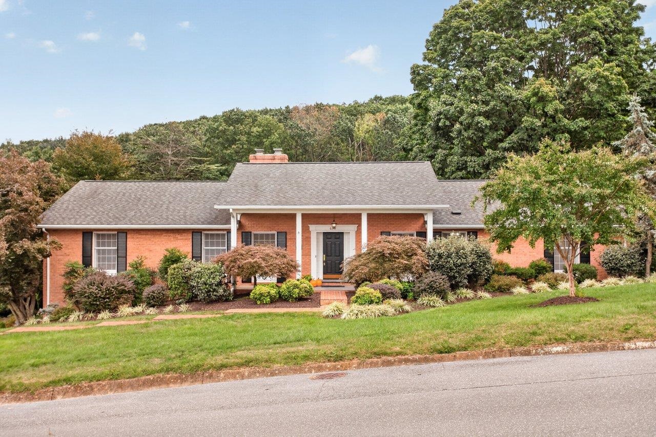 418 FAIRWAY DR, HARRISONBURG, Virginia 22802, 4 Bedrooms Bedrooms, ,2 BathroomsBathrooms,Residential,418 FAIRWAY DR,682636 MLS # 682636