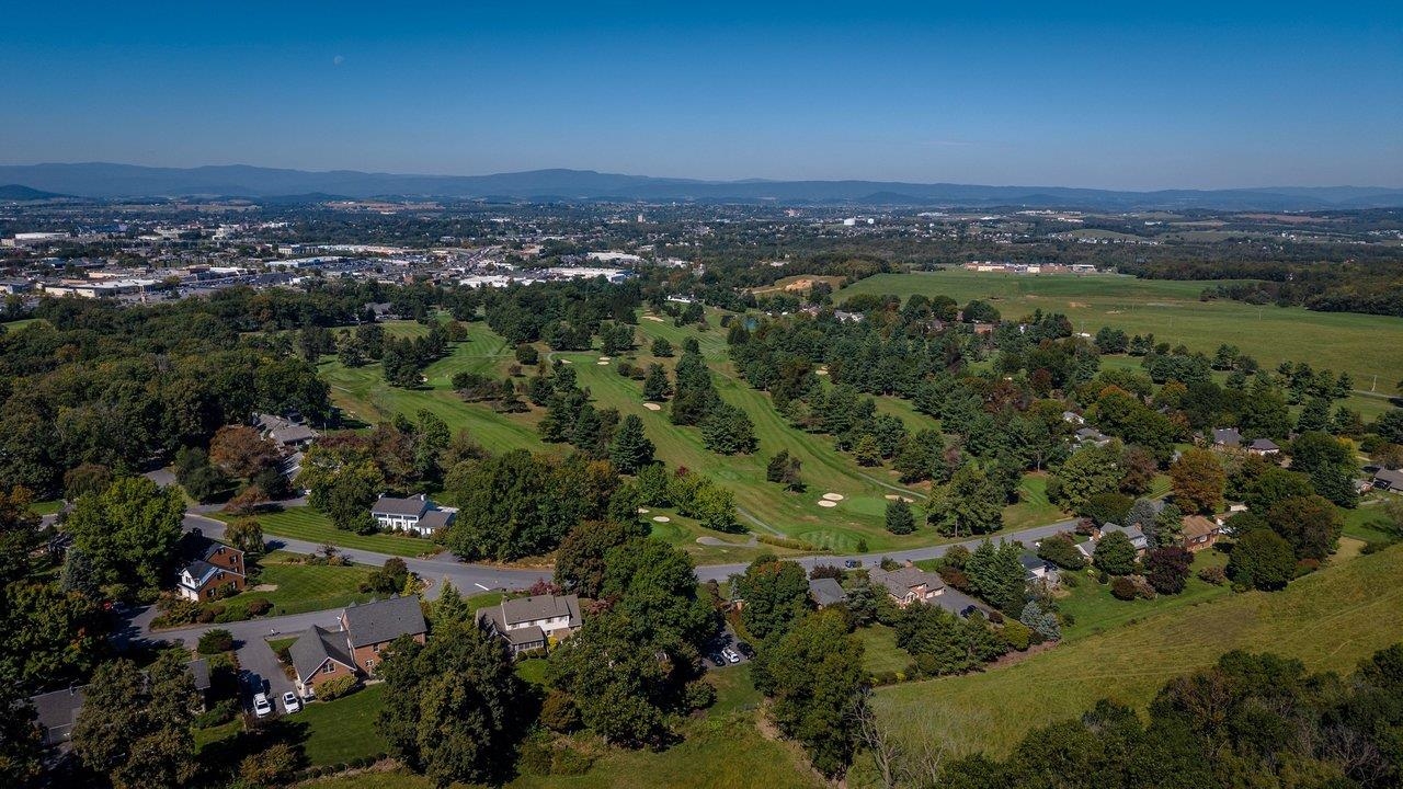 418 FAIRWAY DR, HARRISONBURG, Virginia 22802, 4 Bedrooms Bedrooms, ,2 BathroomsBathrooms,Residential,418 FAIRWAY DR,682636 MLS # 682636