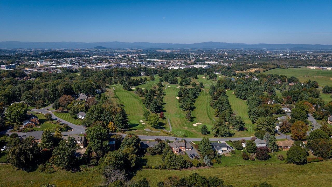 418 FAIRWAY DR, HARRISONBURG, Virginia 22802, 4 Bedrooms Bedrooms, ,2 BathroomsBathrooms,Residential,418 FAIRWAY DR,682636 MLS # 682636