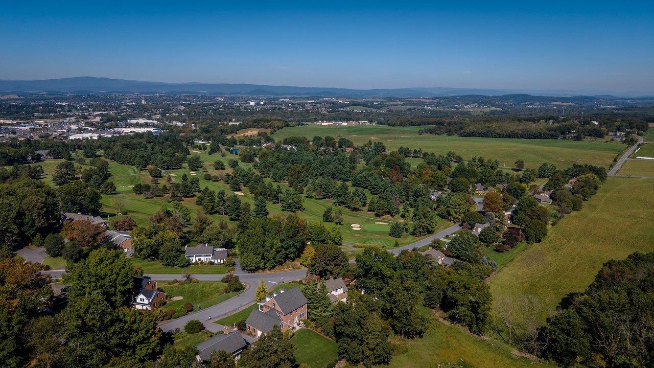 418 FAIRWAY DR, HARRISONBURG, Virginia 22802, 4 Bedrooms Bedrooms, ,2 BathroomsBathrooms,Residential,418 FAIRWAY DR,682636 MLS # 682636