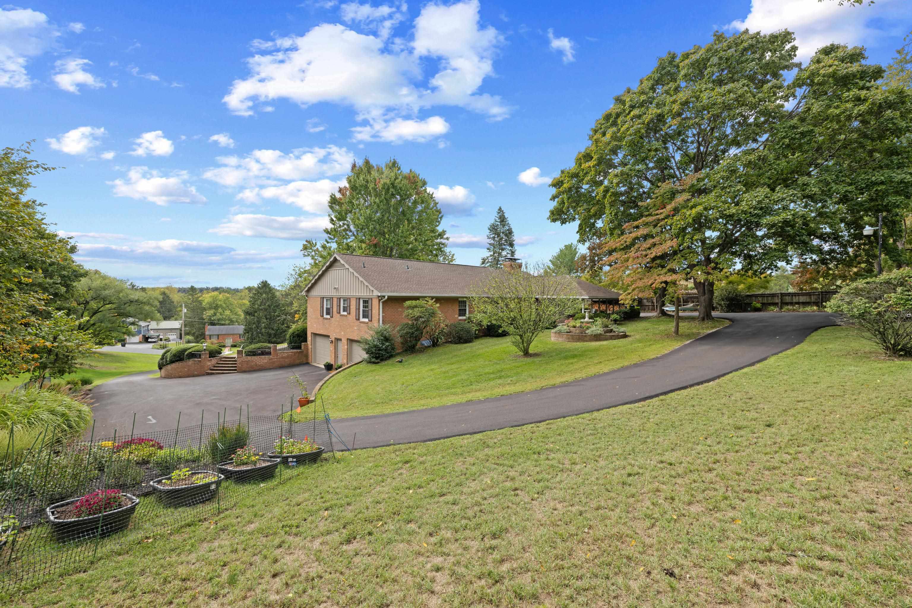 1028 RIDGEMONT DR, STAUNTON, Virginia 24401, 4 Bedrooms Bedrooms, ,3 BathroomsBathrooms,Residential,1028 RIDGEMONT DR,682644 MLS # 682644 1028 RIDGEMONT DR, STAUNTON, Virginia 24401, 4 Bedrooms Bedrooms, ,3 BathroomsBathrooms,Residential,1028 RIDGEMONT DR,682644 MLS # 682644