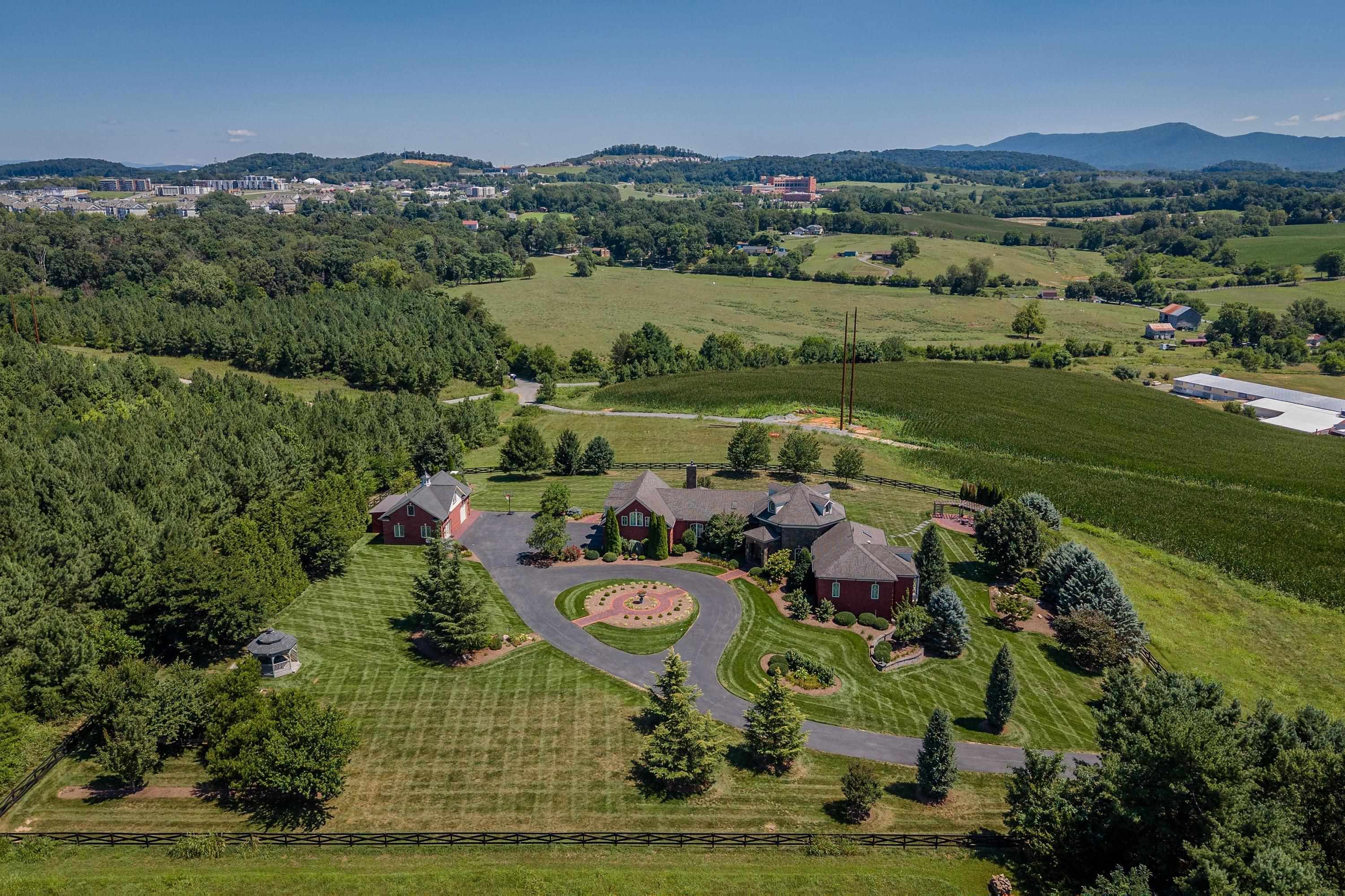 2655 HILLMEADOW DR, ROCKINGHAM, Virginia 22801, 5 Bedrooms Bedrooms, ,6 BathroomsBathrooms,Residential,2655 HILLMEADOW DR,682652 MLS # 682652