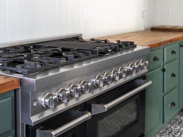 Zline commercial gas stove.
