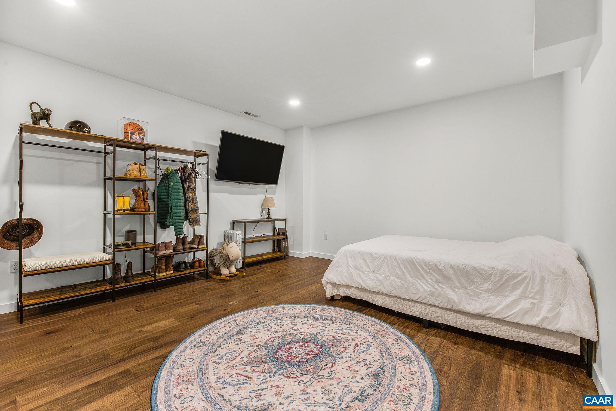 Finished Basement: not conforming Bedroom. perfect for Family Finished Basement: not conforming Bedroom. perfect for Family