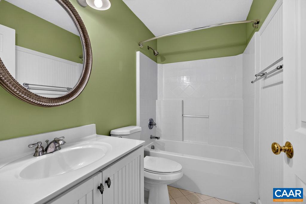 Full guest bath. Full guest bath.