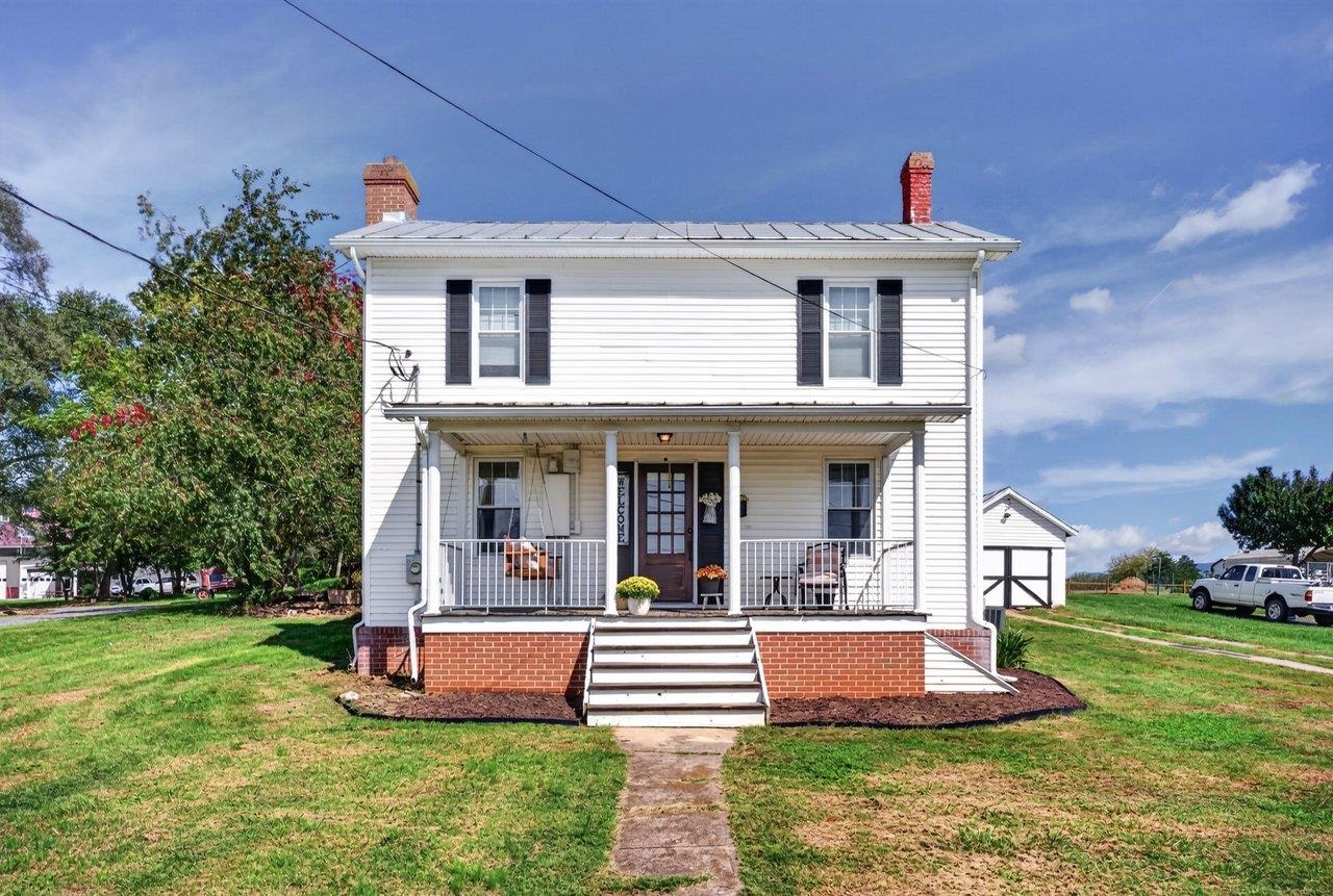Welcoming farmhouse in the quaint town of Elkton Welcoming farmhouse in the quaint town of Elkton
