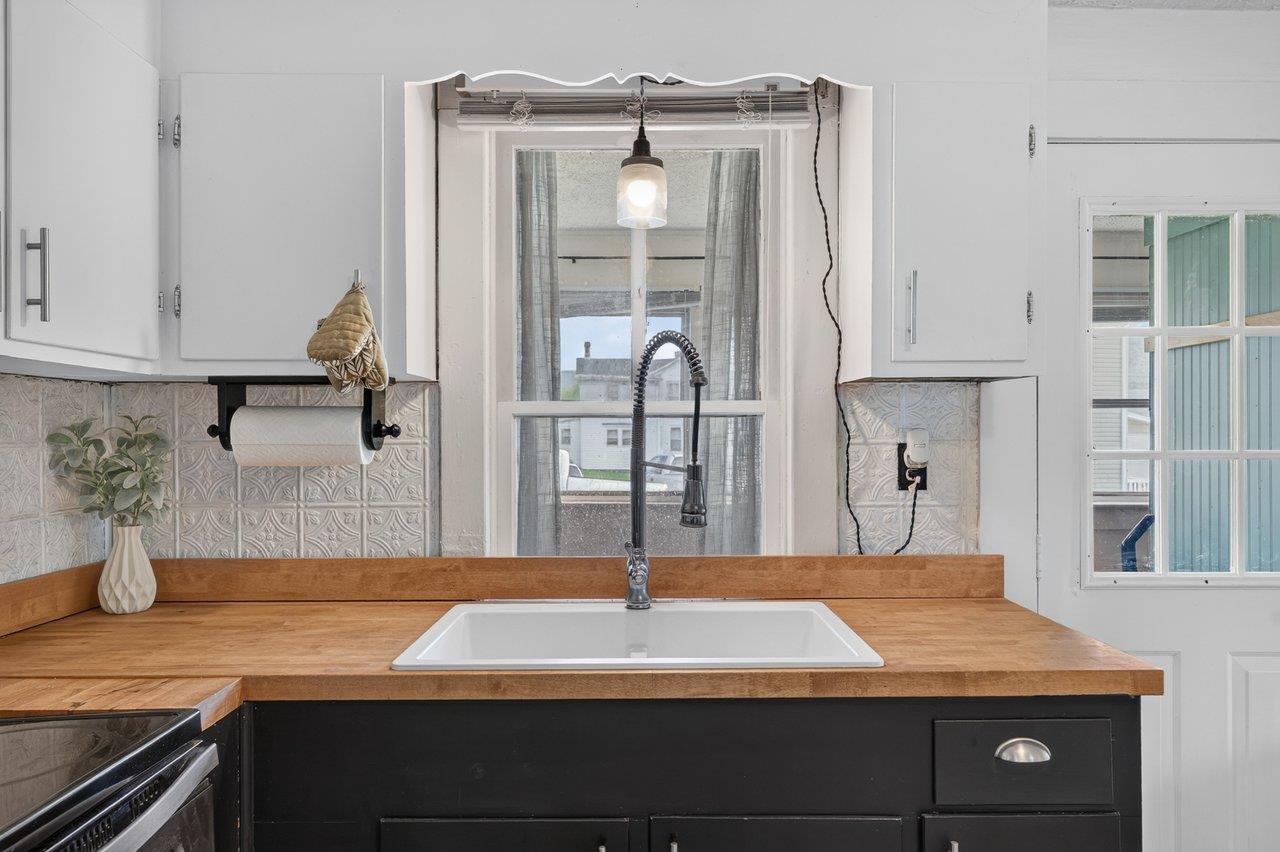 Deep single-bowl sink with modern pull-out spray faucet. Deep single-bowl sink with modern pull-out spray faucet.