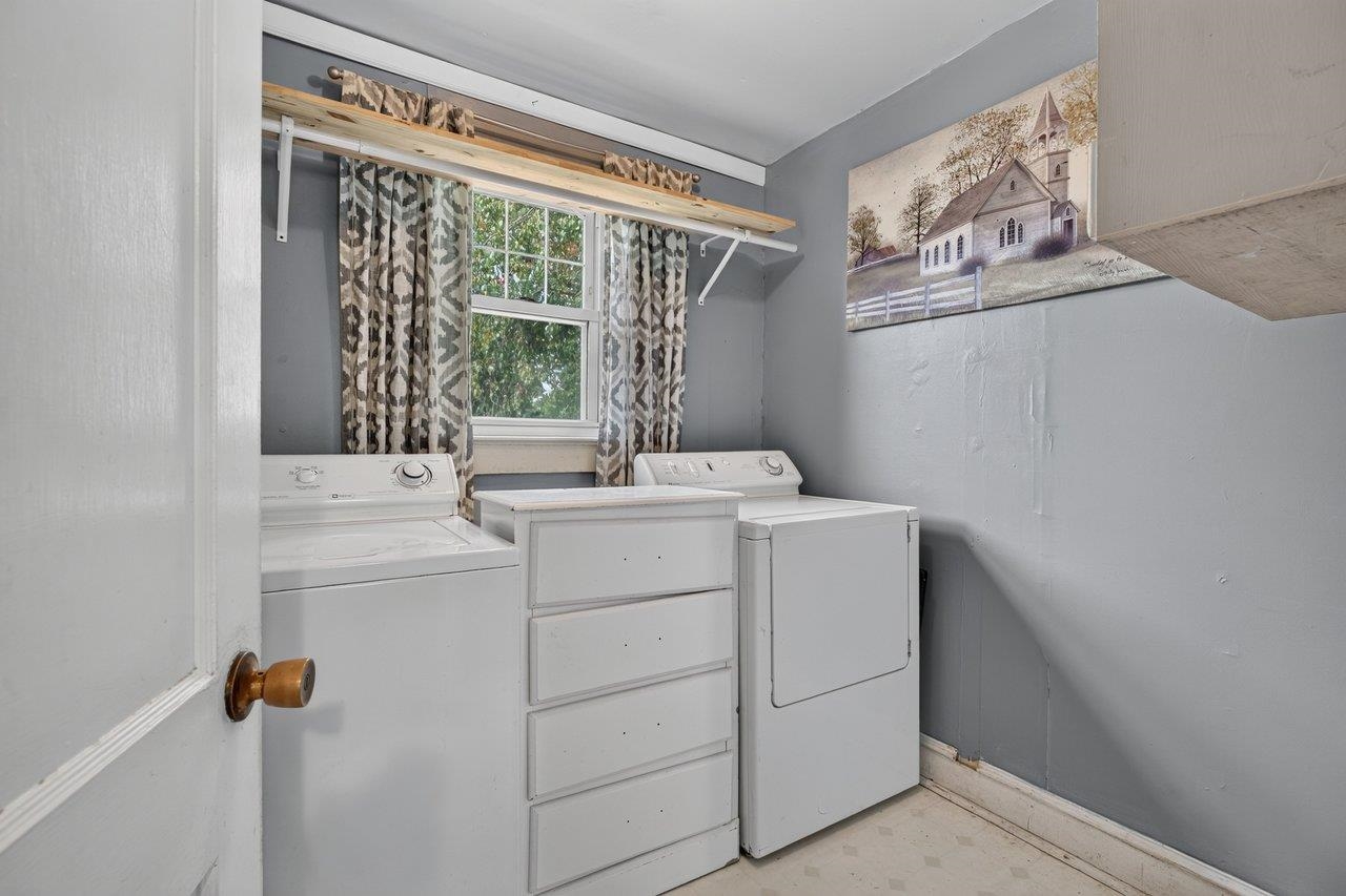 Functional laundry room with storage, conveniently located just off the kitchen. Functional laundry room with storage, conveniently located just off the kitchen.