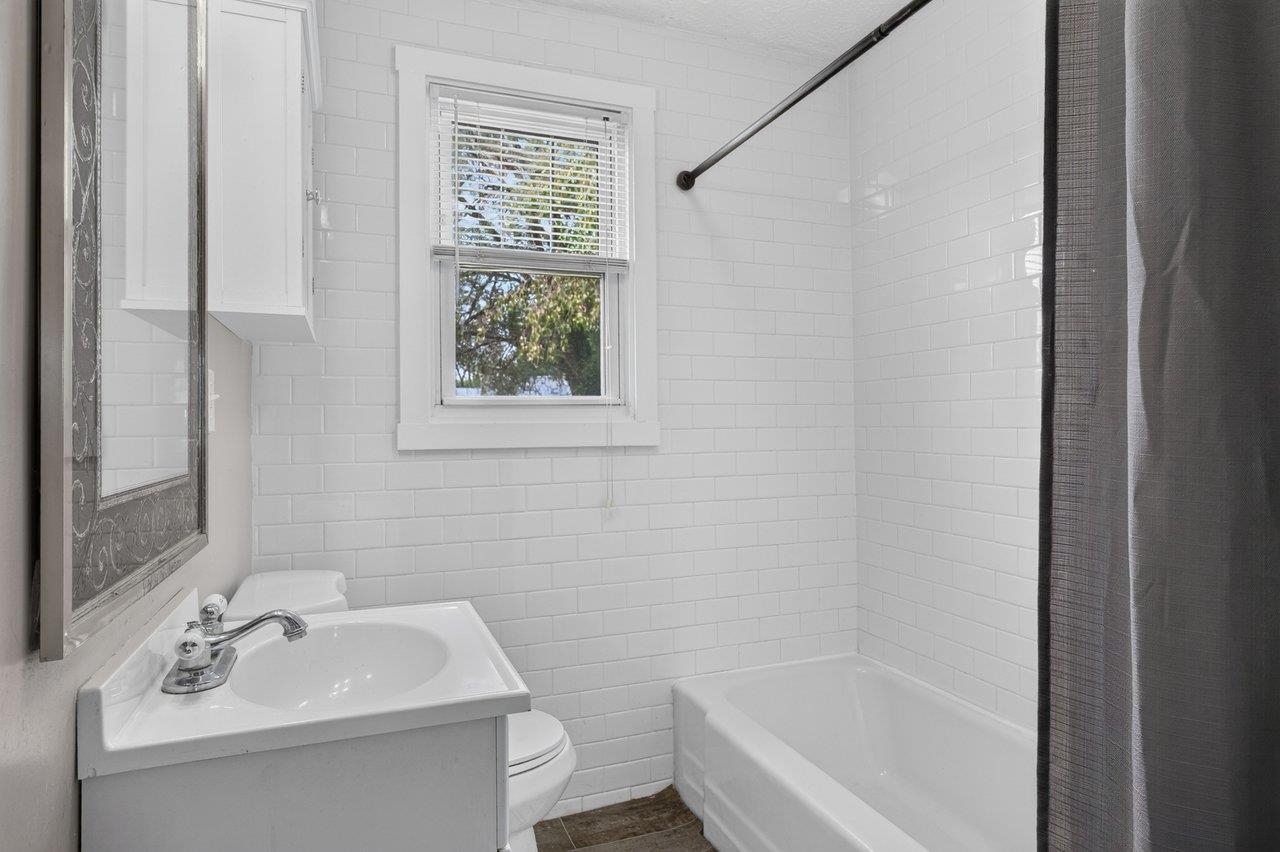 Bright, nicely renovated full bath with tub and shower. Bright, nicely renovated full bath with tub and shower.