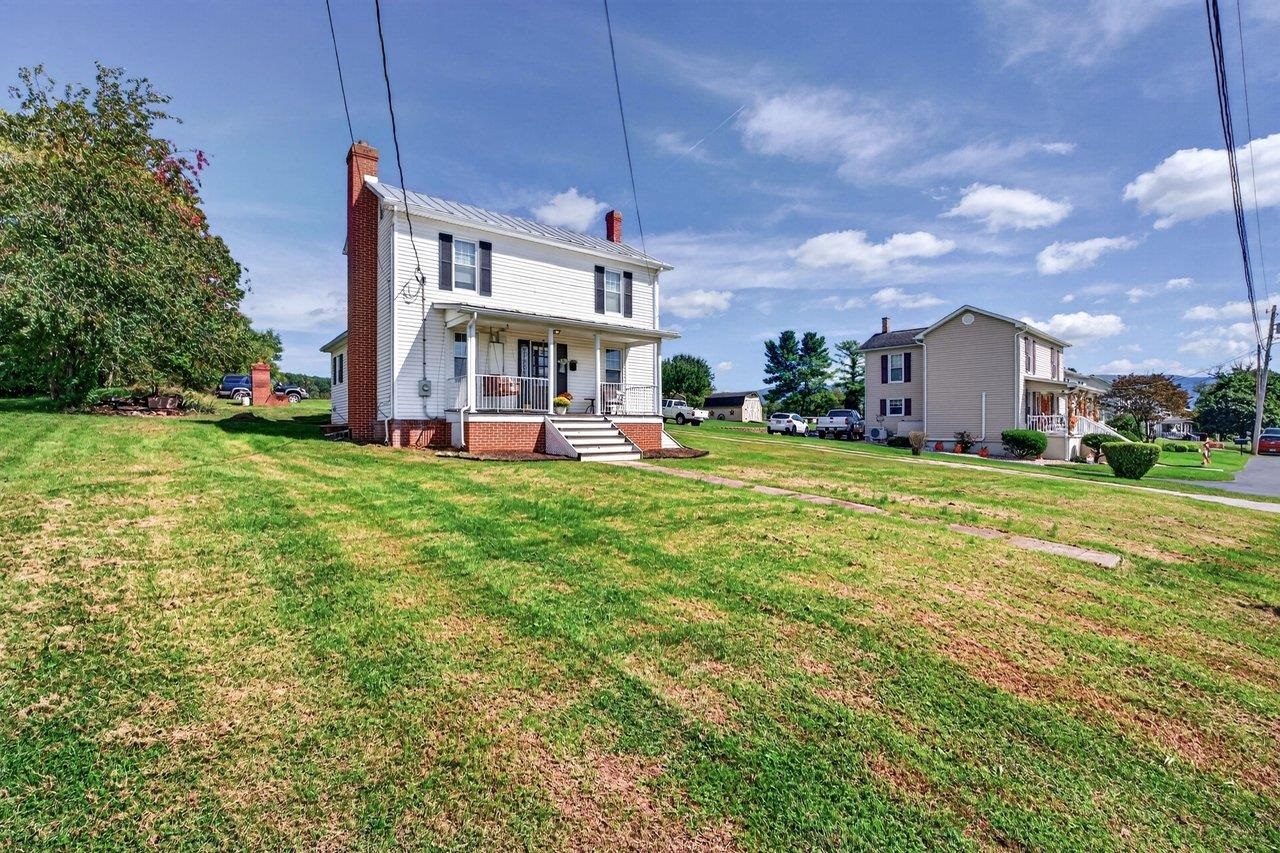 Ample yard space for a garden, pets, play area, or fire pit. Ample yard space for a garden, pets, play area, or fire pit.