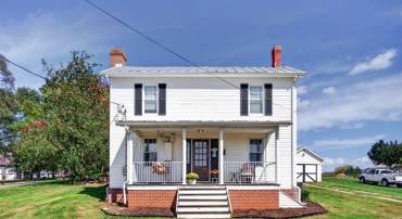 Welcoming farmhouse in the quaint town of Elkton