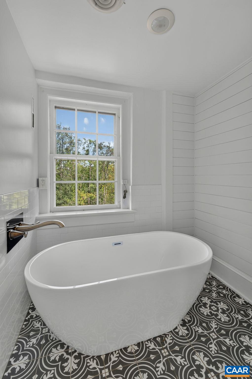 Primary bathtub. Primary bathtub.