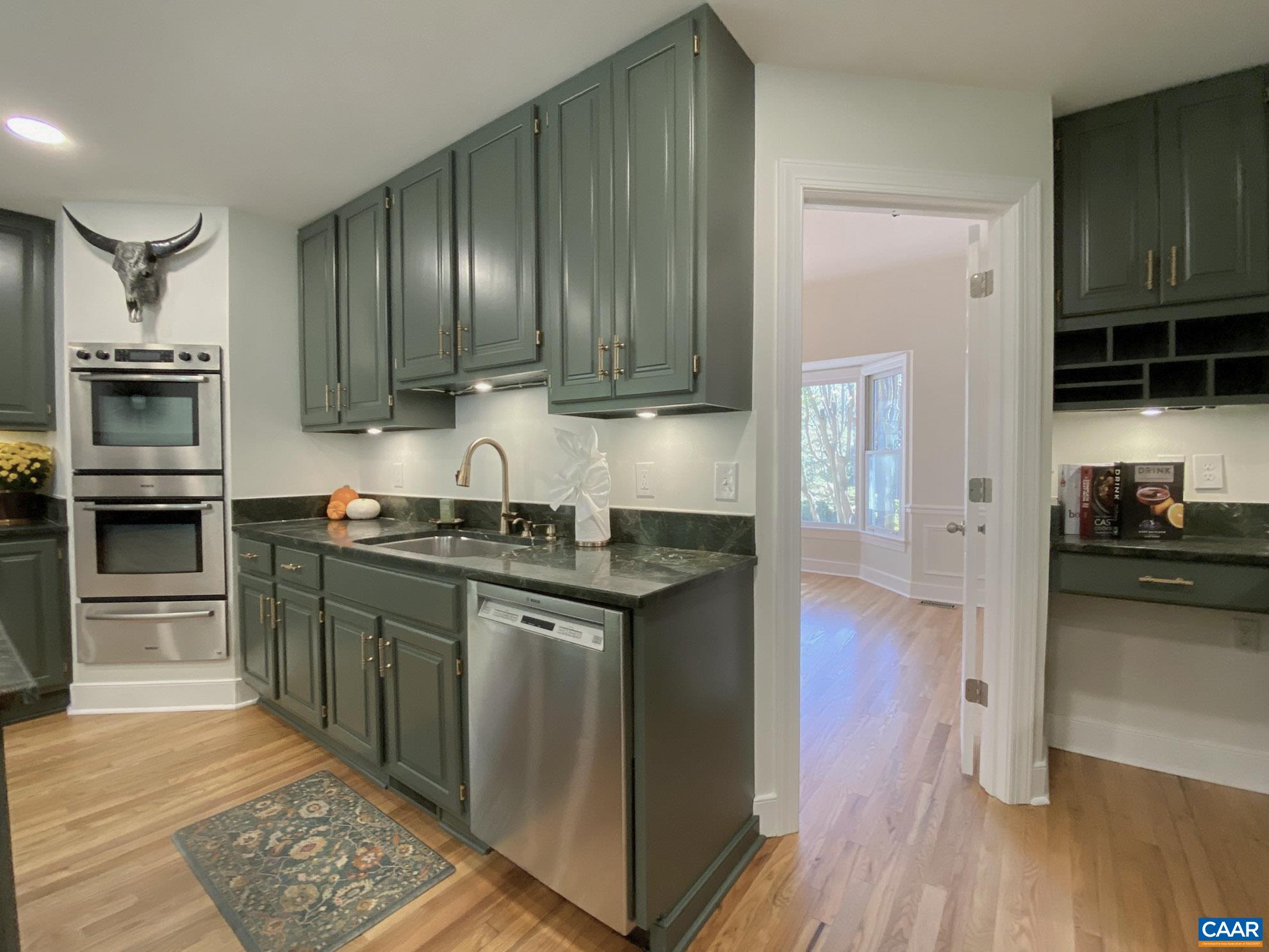 connectws seamlessly to dining room