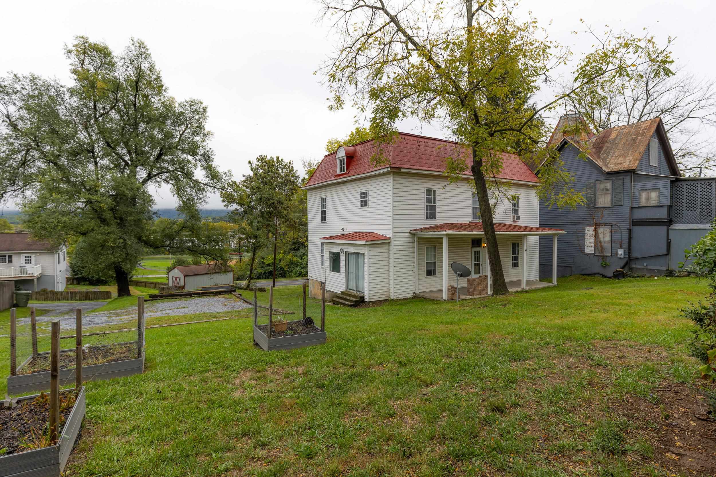 817 GRAYSON AVE, WAYNESBORO, Virginia 22980, ,Residential,817 GRAYSON AVE,682746 MLS # 682746 817 GRAYSON AVE, WAYNESBORO, Virginia 22980, ,Residential,817 GRAYSON AVE,682746 MLS # 682746