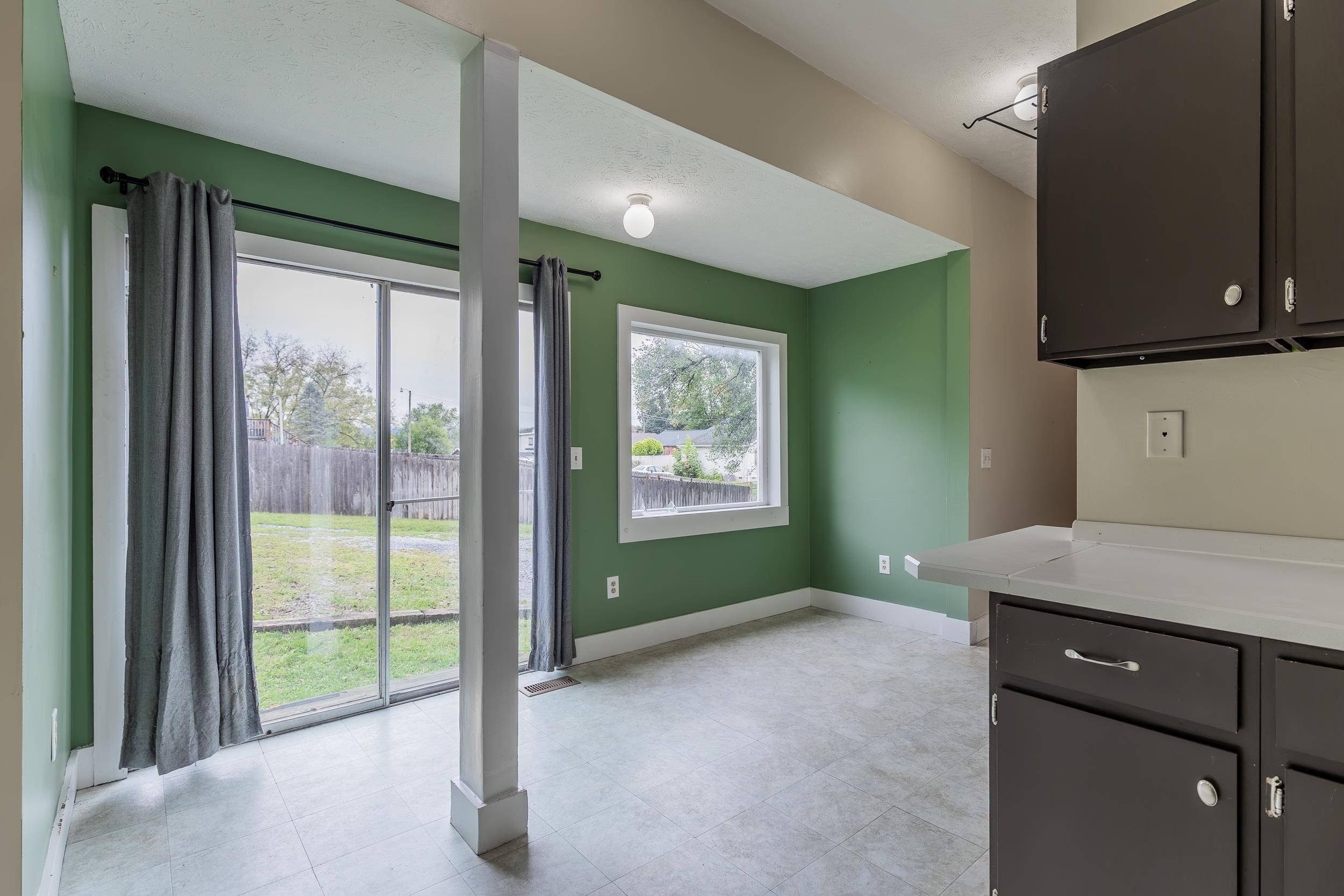 817 GRAYSON AVE, WAYNESBORO, Virginia 22980, ,Residential,817 GRAYSON AVE,682746 MLS # 682746 817 GRAYSON AVE, WAYNESBORO, Virginia 22980, ,Residential,817 GRAYSON AVE,682746 MLS # 682746