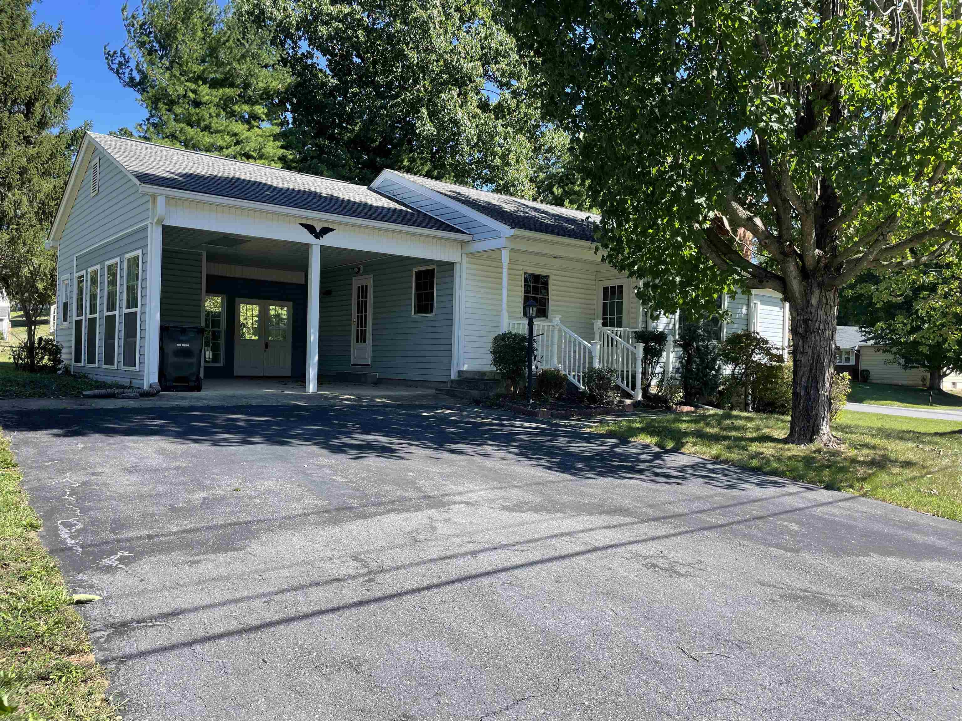 201 ROBIN HOOD RD, STAUNTON, Virginia 24401, 3 Bedrooms Bedrooms, ,2 BathroomsBathrooms,Residential,201 ROBIN HOOD RD,682742 MLS # 682742 201 ROBIN HOOD RD, STAUNTON, Virginia 24401, 3 Bedrooms Bedrooms, ,2 BathroomsBathrooms,Residential,201 ROBIN HOOD RD,682742 MLS # 682742