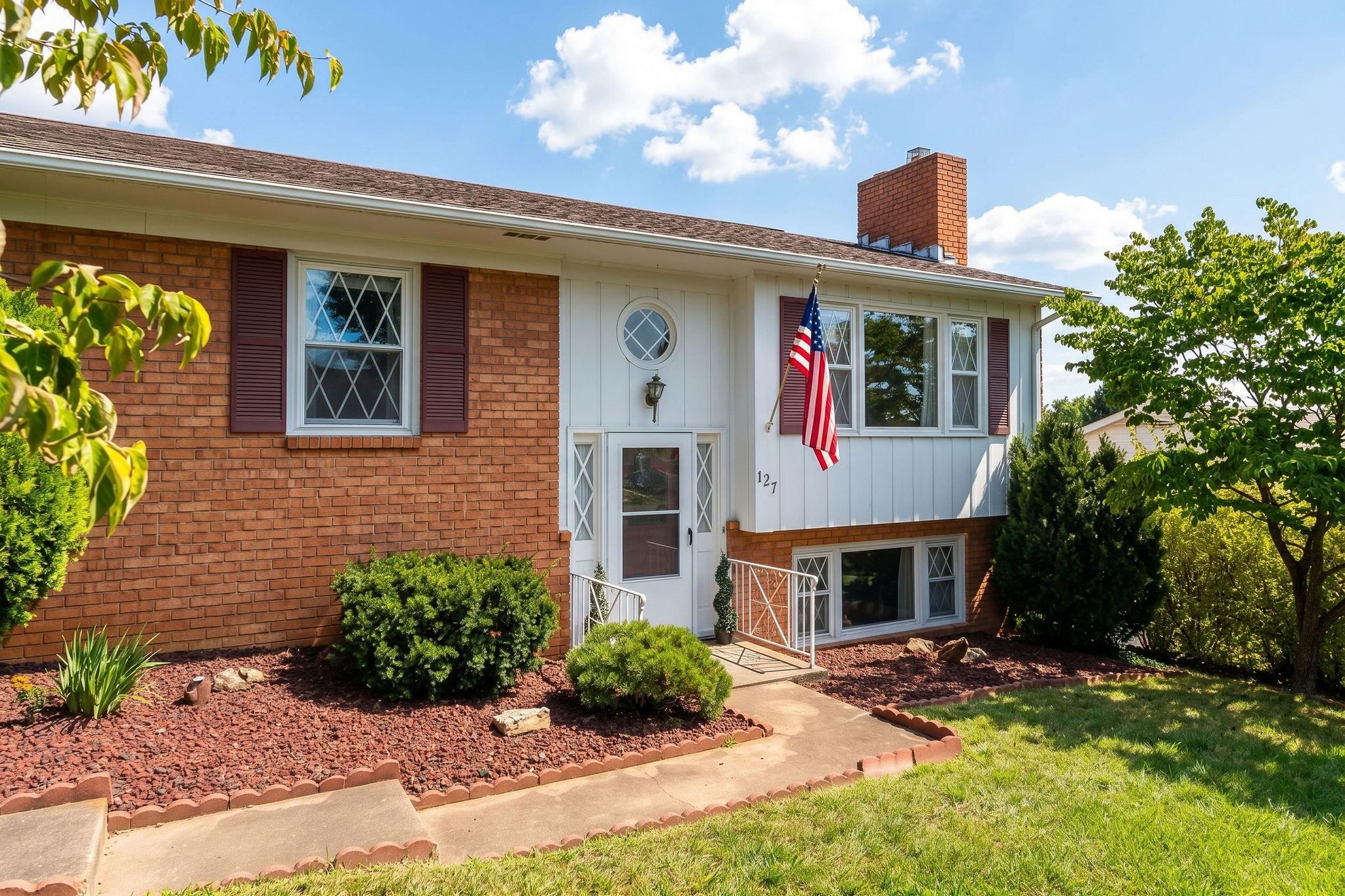 127 RIVER VIEW DR, VERONA, Virginia 24482, 4 Bedrooms Bedrooms, ,3 BathroomsBathrooms,Residential,127 RIVER VIEW DR,682750 MLS # 682750