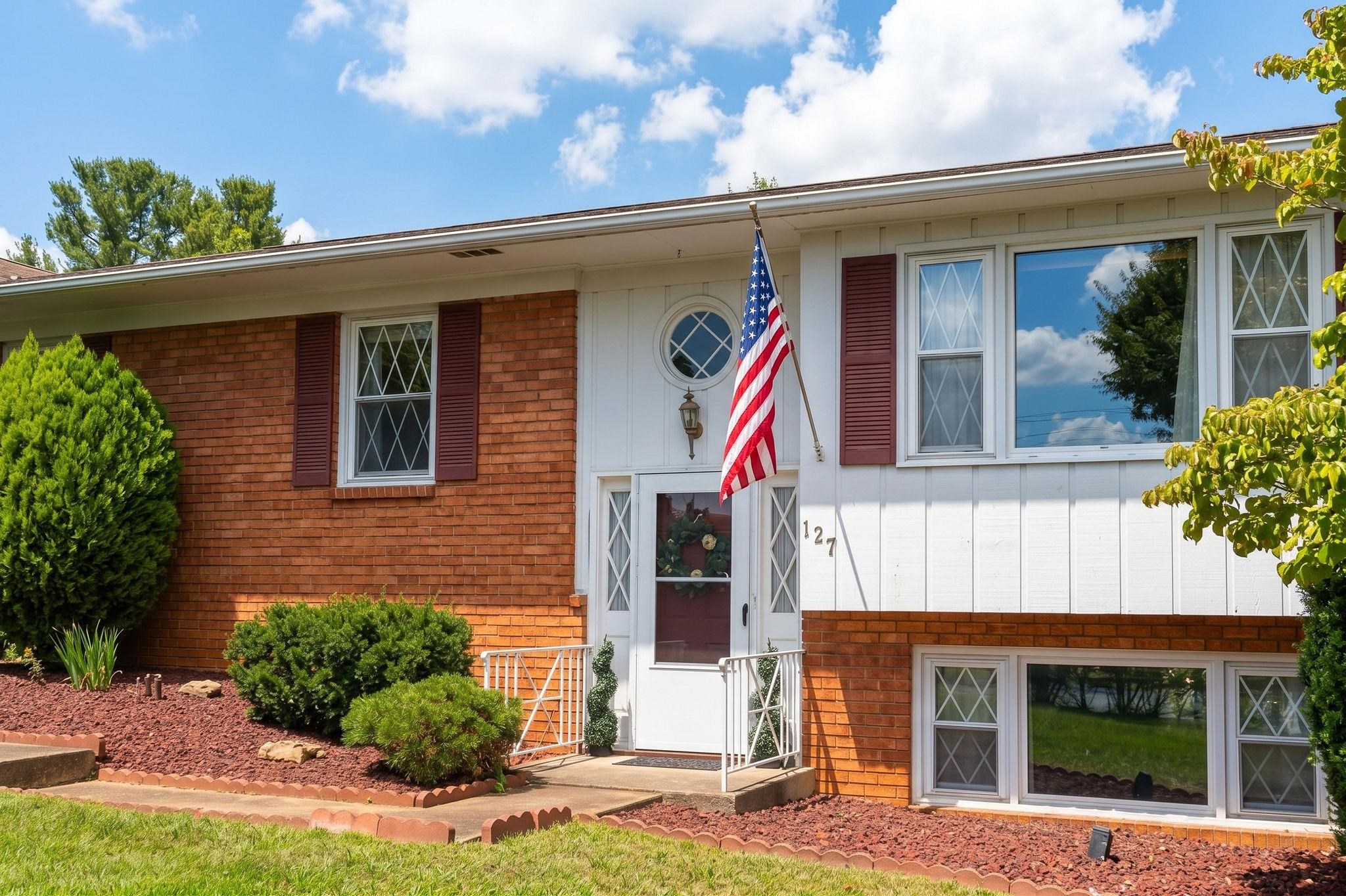 127 RIVER VIEW DR, VERONA, Virginia 24482, 4 Bedrooms Bedrooms, ,3 BathroomsBathrooms,Residential,127 RIVER VIEW DR,682750 MLS # 682750