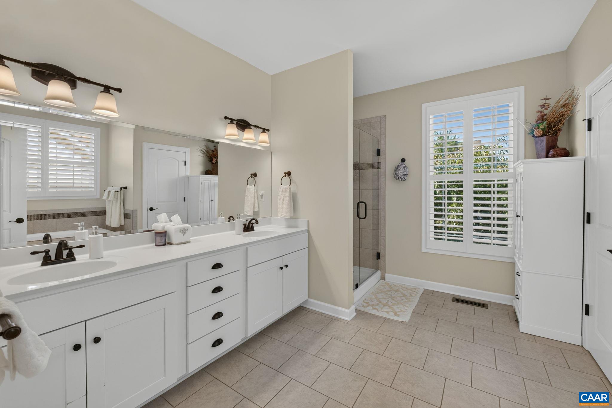 Dual vanities, soaking tub, separate tiled shower and water closet. Dual vanities, soaking tub, separate tiled shower and water closet.