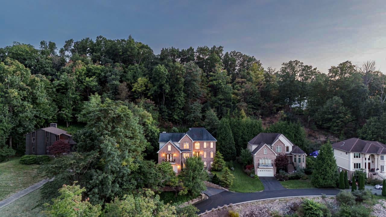 206 BLUE STONE HILLS DR, HARRISONBURG, Virginia 22801, 5 Bedrooms Bedrooms, ,4 BathroomsBathrooms,Residential,206 BLUE STONE HILLS DR,682633 MLS # 682633
