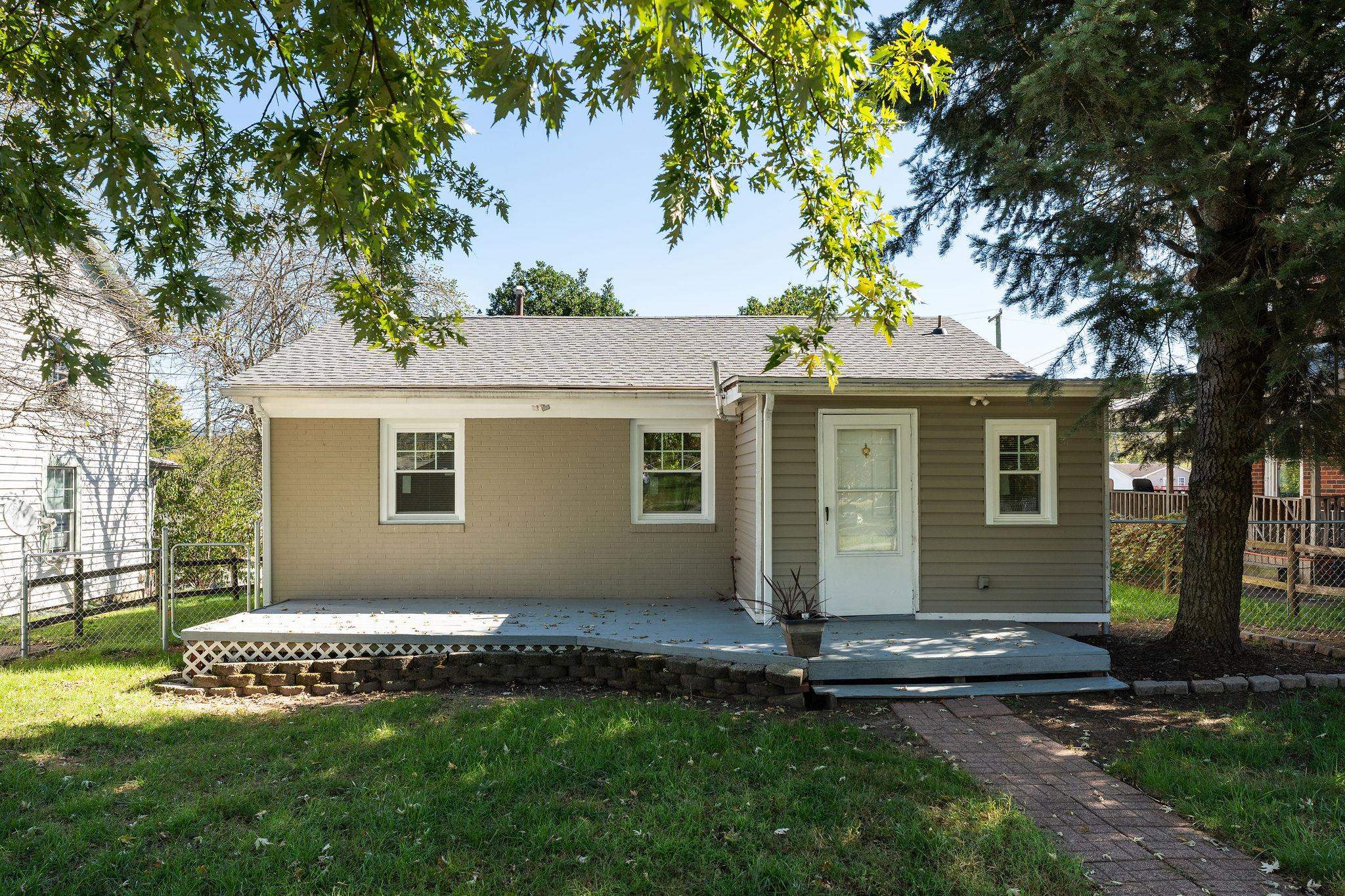 605 N DELPHINE AVE, WAYNESBORO, Virginia 22980, 2 Bedrooms Bedrooms, ,1 BathroomBathrooms,Residential,605 N DELPHINE AVE,682847 MLS # 682847 605 N DELPHINE AVE, WAYNESBORO, Virginia 22980, 2 Bedrooms Bedrooms, ,1 BathroomBathrooms,Residential,605 N DELPHINE AVE,682847 MLS # 682847