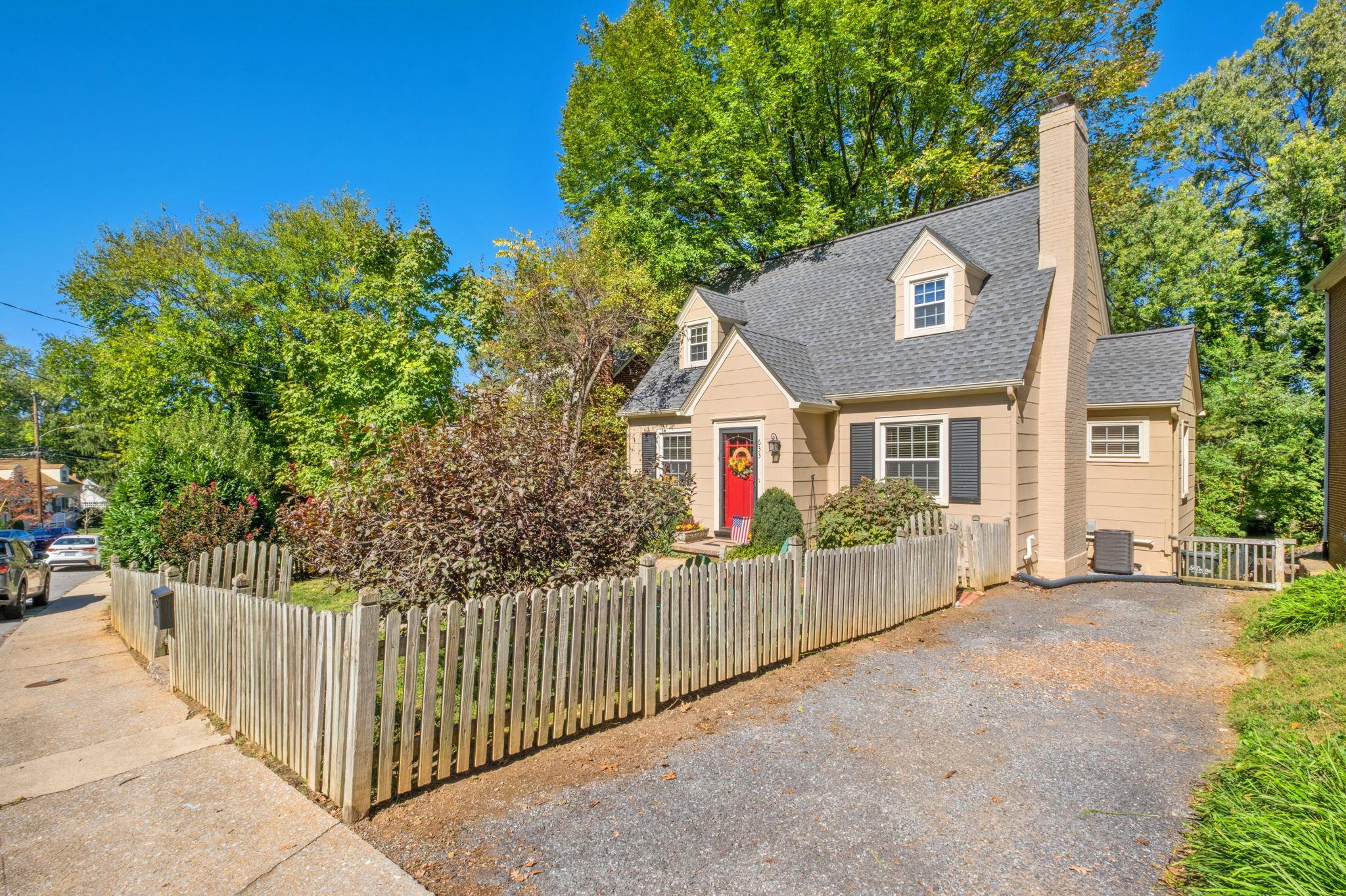 633 ALLEGHANY AVE, STAUNTON, Virginia 24401, 3 Bedrooms Bedrooms, ,1 BathroomBathrooms,Residential,633 ALLEGHANY AVE,682859 MLS # 682859