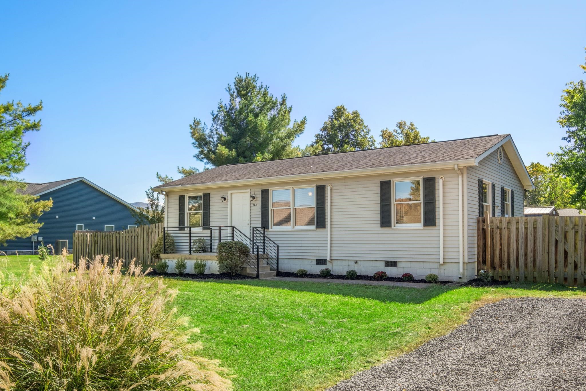 203 16TH ST, GROTTOES, Virginia 24441, 2 Bedrooms Bedrooms, ,2 BathroomsBathrooms,Residential,203 16TH ST,682882 MLS # 682882