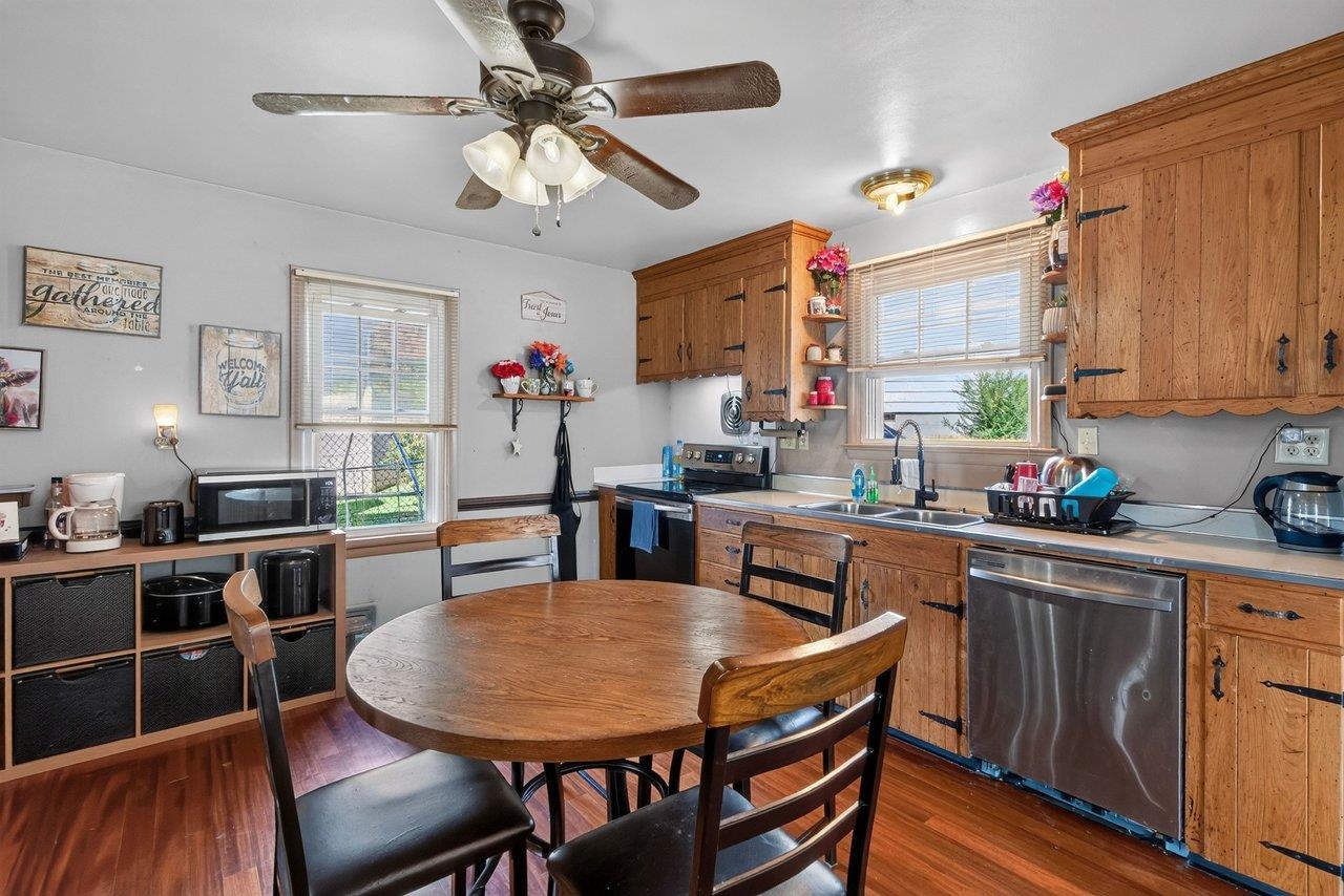 15 LURAY AVE, LURAY, Virginia 22835, 3 Bedrooms Bedrooms, ,2 BathroomsBathrooms,Residential,15 LURAY AVE,682943 MLS # 682943 15 LURAY AVE, LURAY, Virginia 22835, 3 Bedrooms Bedrooms, ,2 BathroomsBathrooms,Residential,15 LURAY AVE,682943 MLS # 682943