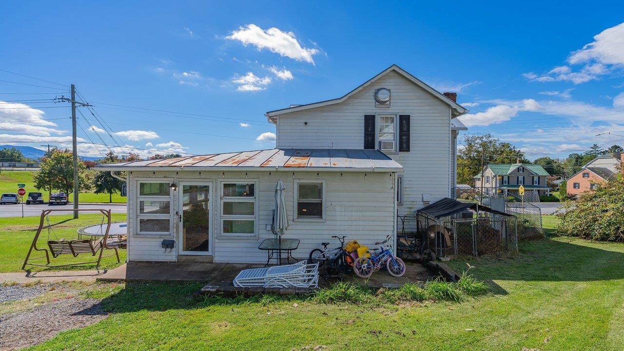 15 LURAY AVE, LURAY, Virginia 22835, 3 Bedrooms Bedrooms, ,2 BathroomsBathrooms,Residential,15 LURAY AVE,682943 MLS # 682943 15 LURAY AVE, LURAY, Virginia 22835, 3 Bedrooms Bedrooms, ,2 BathroomsBathrooms,Residential,15 LURAY AVE,682943 MLS # 682943
