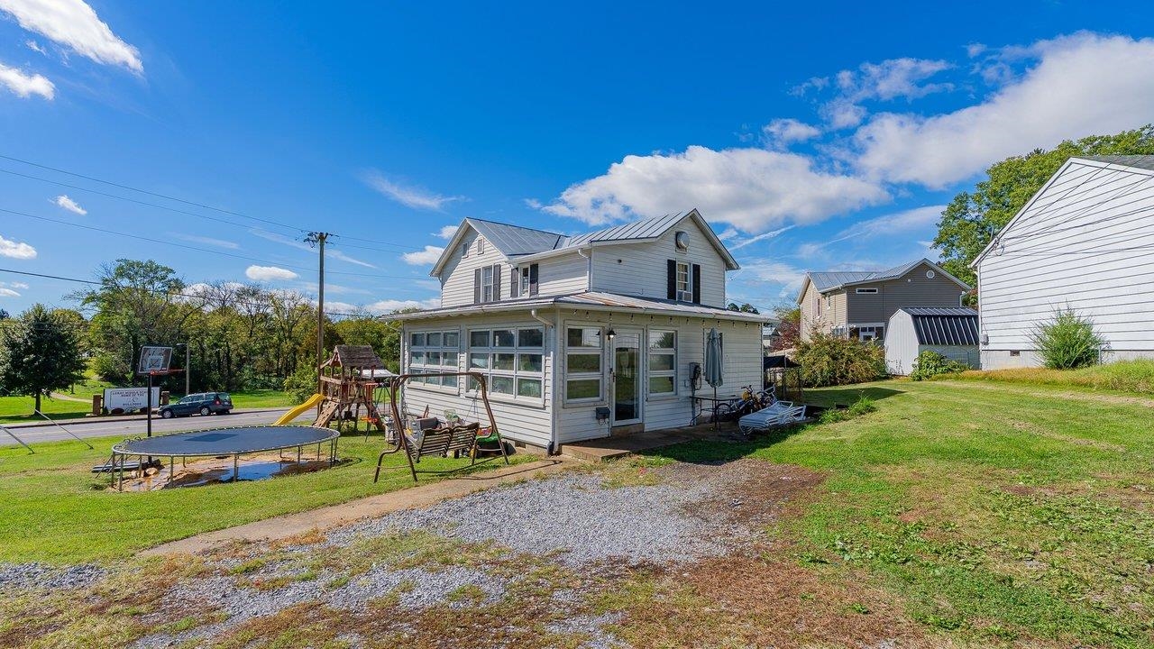 15 LURAY AVE, LURAY, Virginia 22835, 3 Bedrooms Bedrooms, ,2 BathroomsBathrooms,Residential,15 LURAY AVE,682943 MLS # 682943 15 LURAY AVE, LURAY, Virginia 22835, 3 Bedrooms Bedrooms, ,2 BathroomsBathrooms,Residential,15 LURAY AVE,682943 MLS # 682943