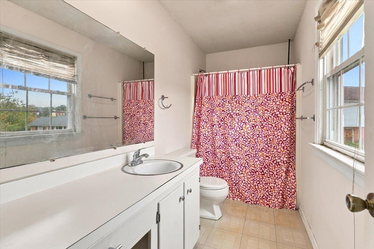 166 WESTHAMPTON CT, HARRISONBURG, Virginia 22801, 5 Bedrooms Bedrooms, ,2 BathroomsBathrooms,Residential,166 WESTHAMPTON CT,682998 MLS # 682998