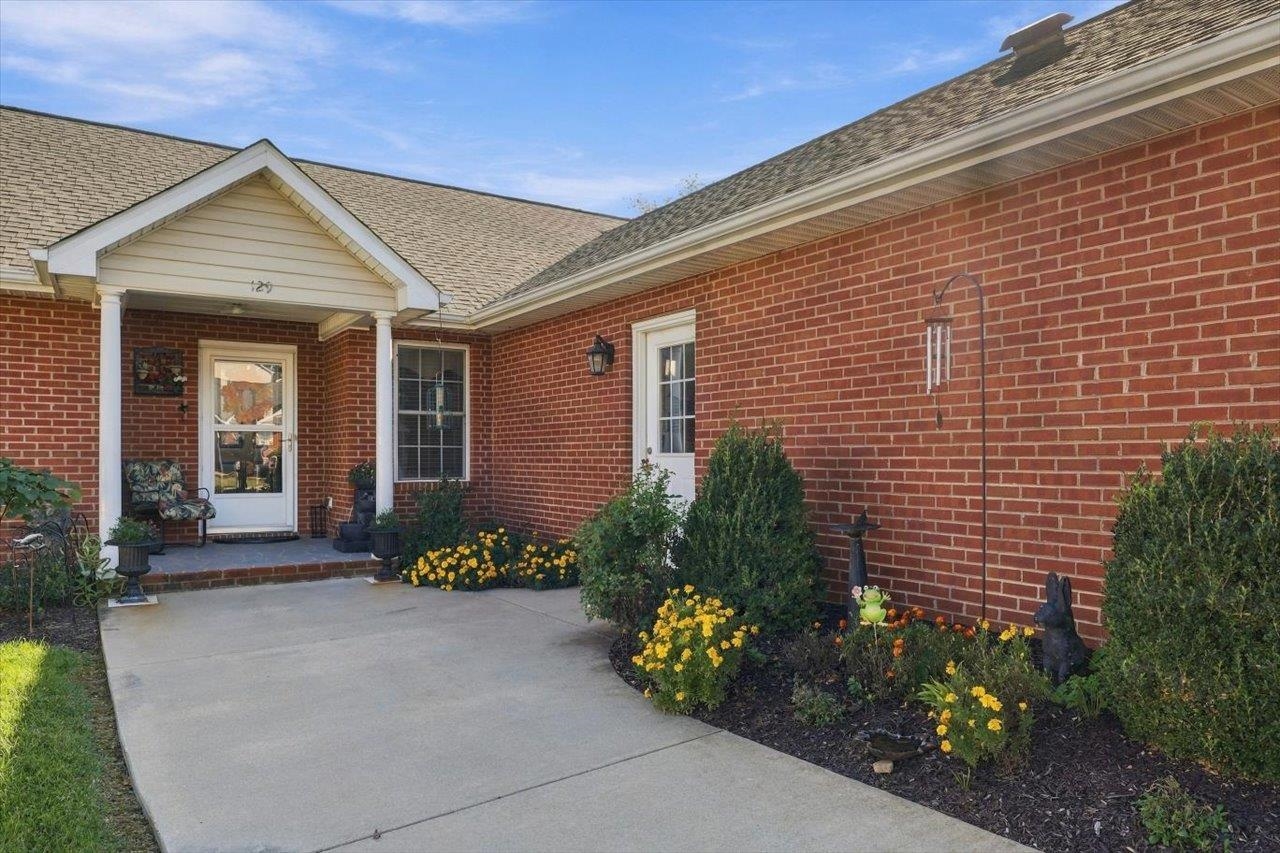 129 RED OAK DR, STAUNTON, Virginia 24401, 3 Bedrooms Bedrooms, ,2 BathroomsBathrooms,Residential,129 RED OAK DR,683001 MLS # 683001 129 RED OAK DR, STAUNTON, Virginia 24401, 3 Bedrooms Bedrooms, ,2 BathroomsBathrooms,Residential,129 RED OAK DR,683001 MLS # 683001