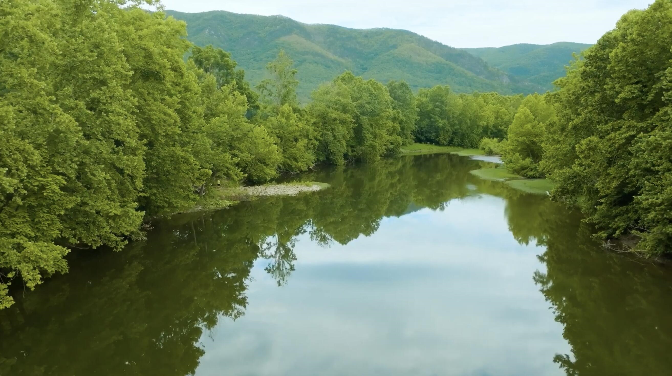 Access the Maury River for canoeing, swimming and fishing. Access the Maury River for canoeing, swimming and fishing.