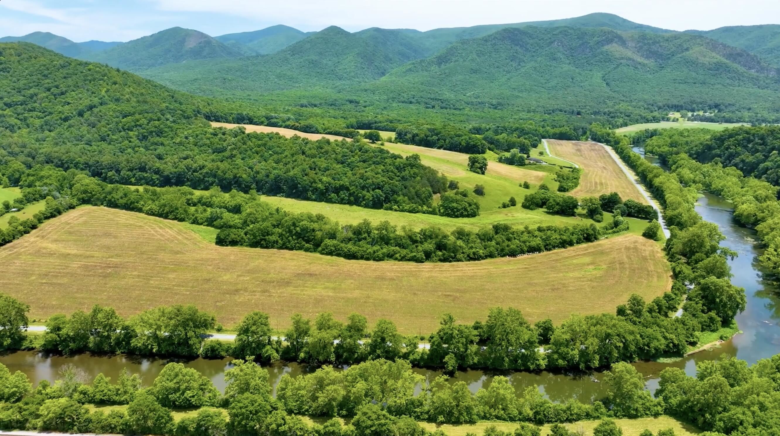 Close to Lexington, Washington & Lee University and Law School, VMI and Southern Virginia University in Buena Vista. Close to Lexington, Washington & Lee University and Law School, VMI and Southern Virginia University in Buena Vista.