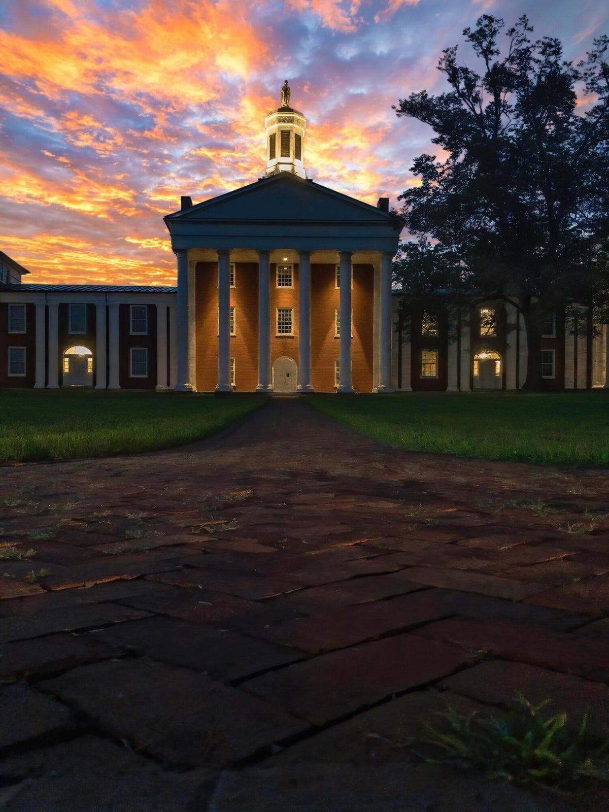 Beautiful historic columns as per Thomas Jefferson. Beautiful historic columns as per Thomas Jefferson.