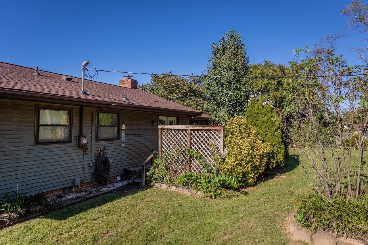 1154 STUART ST, HARRISONBURG, Virginia 22802, 3 Bedrooms Bedrooms, ,1 BathroomBathrooms,Residential,1154 STUART ST,682856 MLS # 682856 1154 STUART ST, HARRISONBURG, Virginia 22802, 3 Bedrooms Bedrooms, ,1 BathroomBathrooms,Residential,1154 STUART ST,682856 MLS # 682856