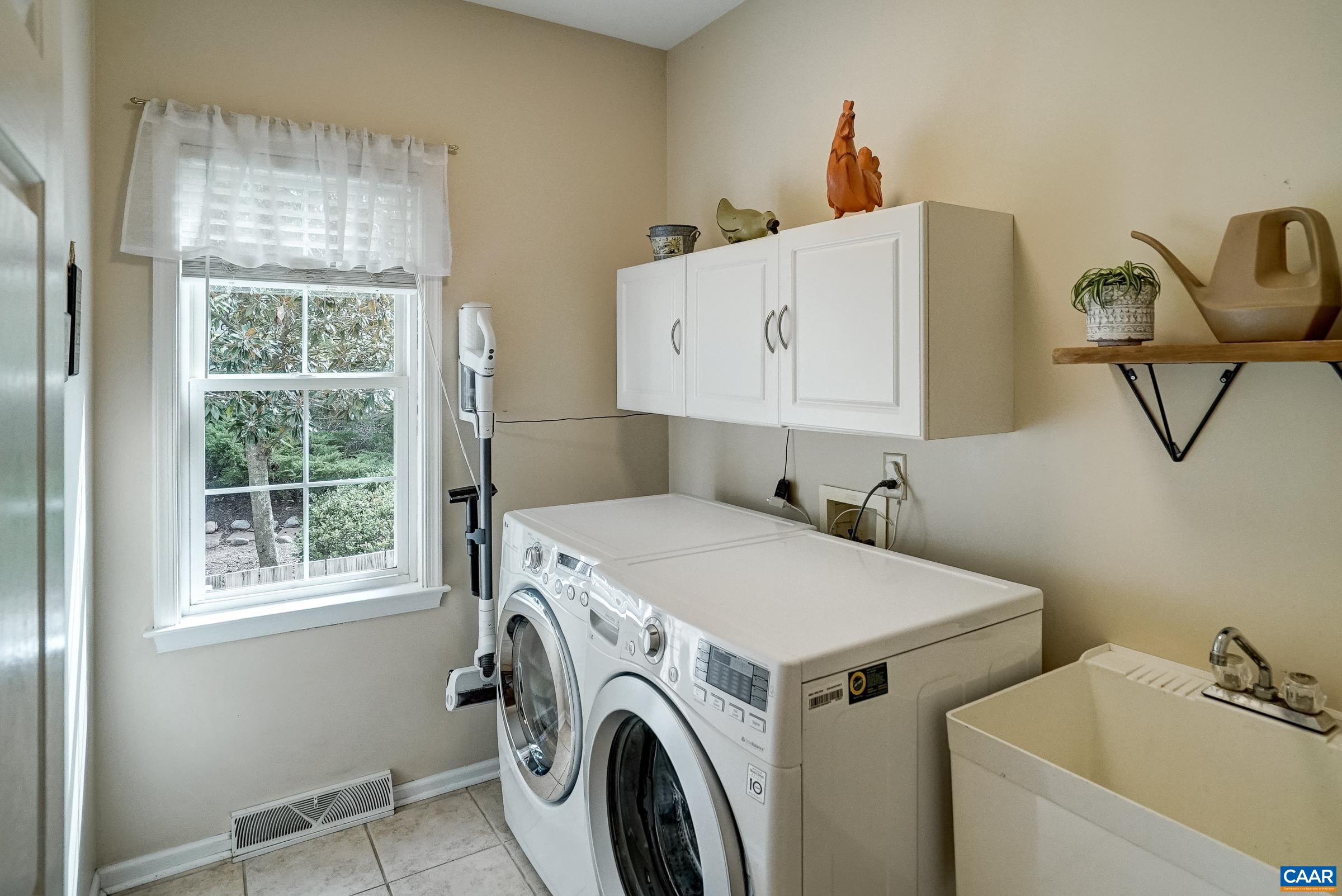 Convenient laundry room near the Garage access Convenient laundry room near the Garage access
