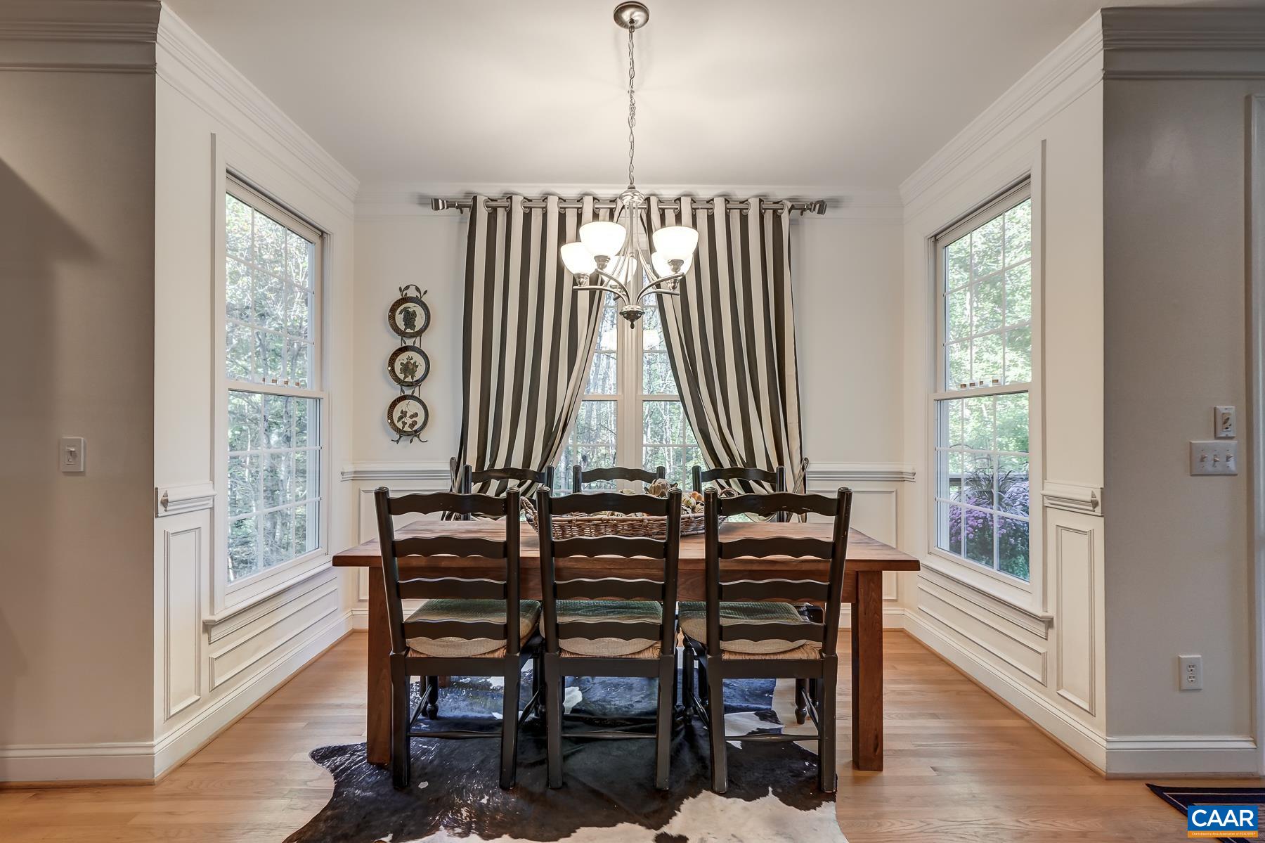 Eat-in breakfast nook. Eat-in breakfast nook.